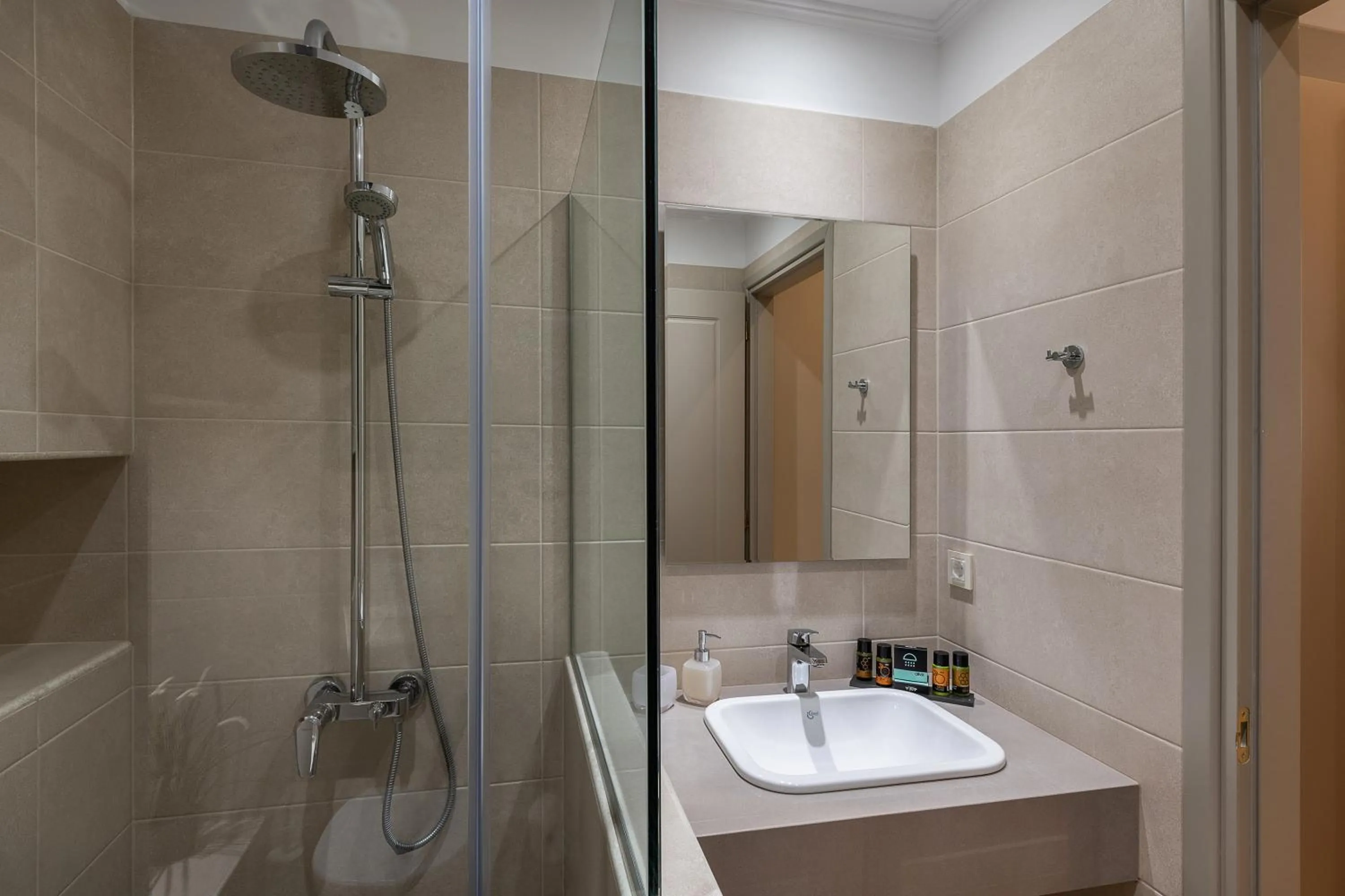 Shower in Viaggio Elegant Rooms