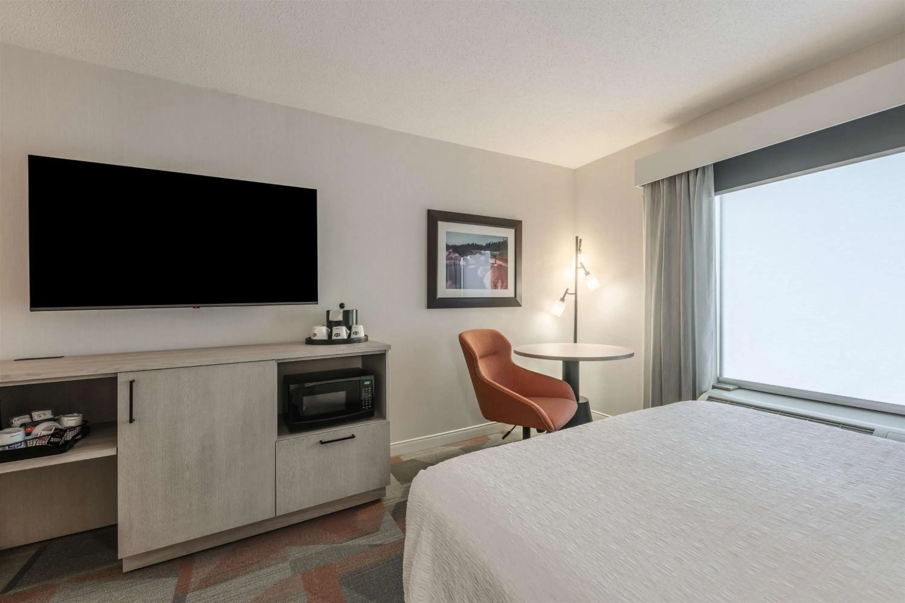Living room, Bed in Hampton Inn & Suites by Hilton Moncton