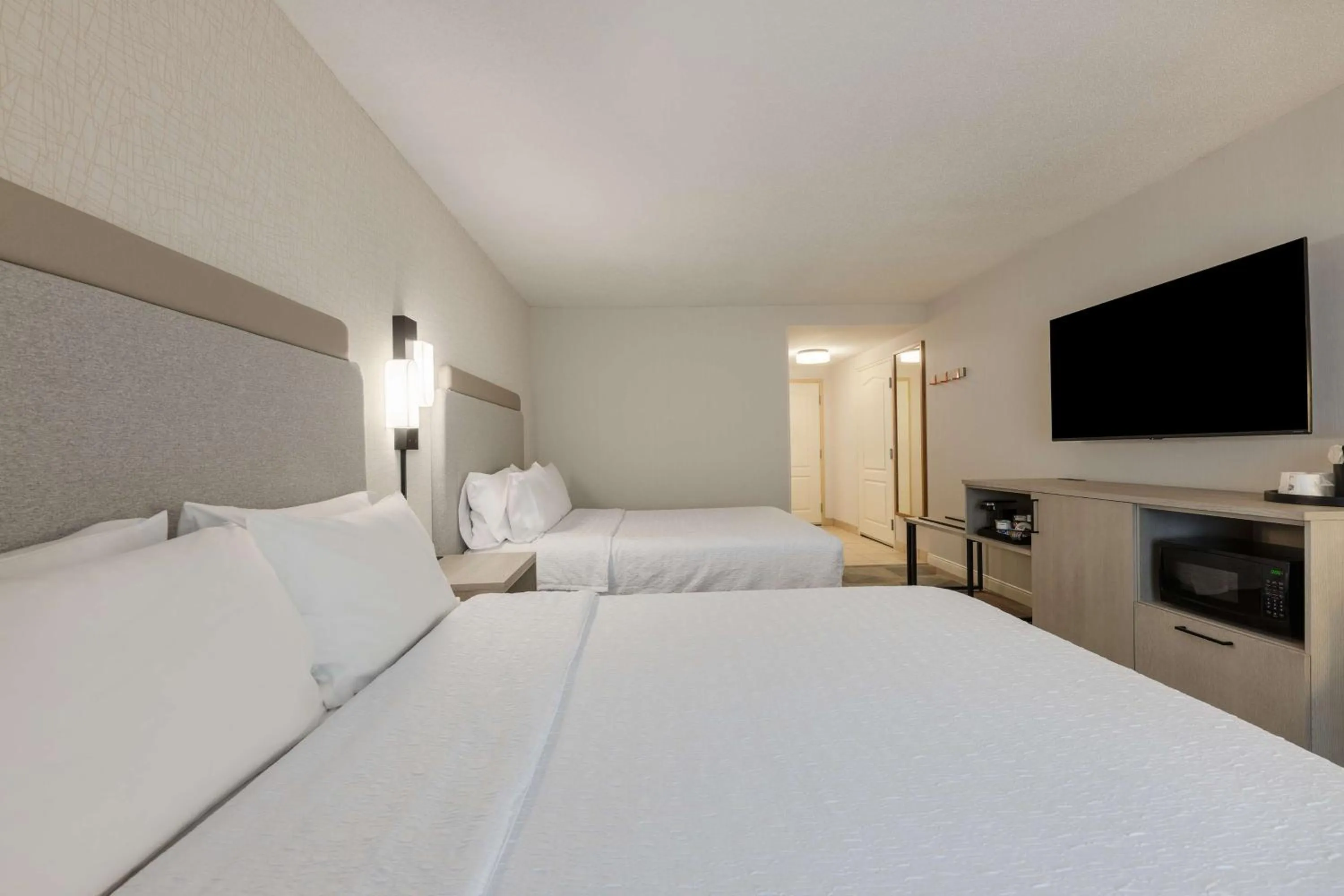 Bed in Hampton Inn & Suites by Hilton Moncton