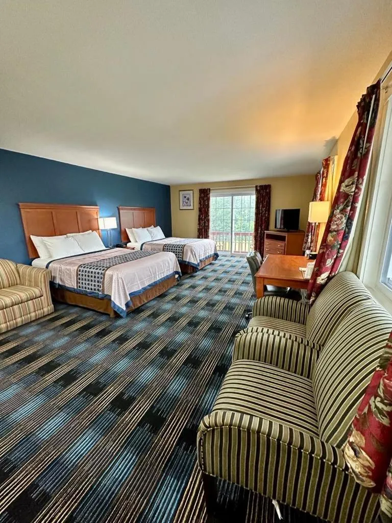 Bedroom, Bed in Swiss Chalets Village Inn