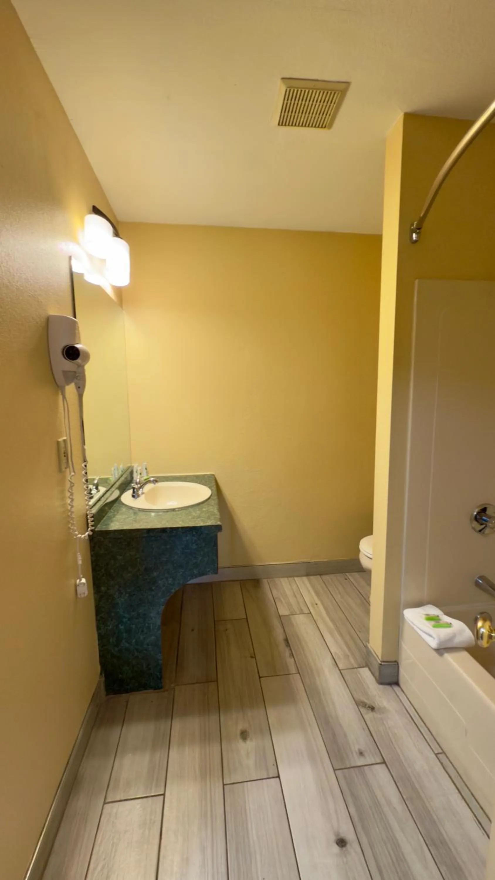 Shower in Swiss Chalets Village Inn