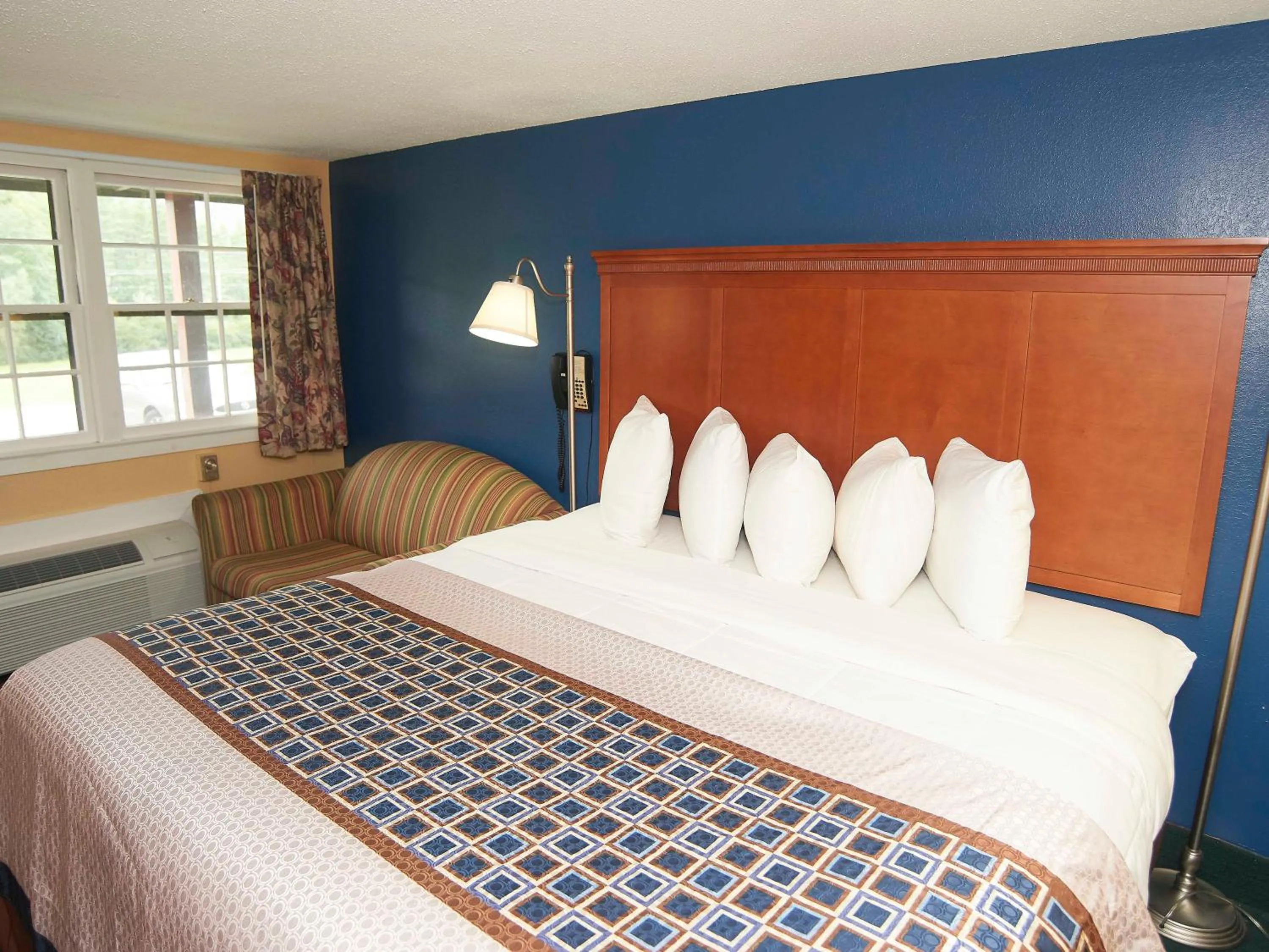 Bedroom, Bed in Swiss Chalets Village Inn