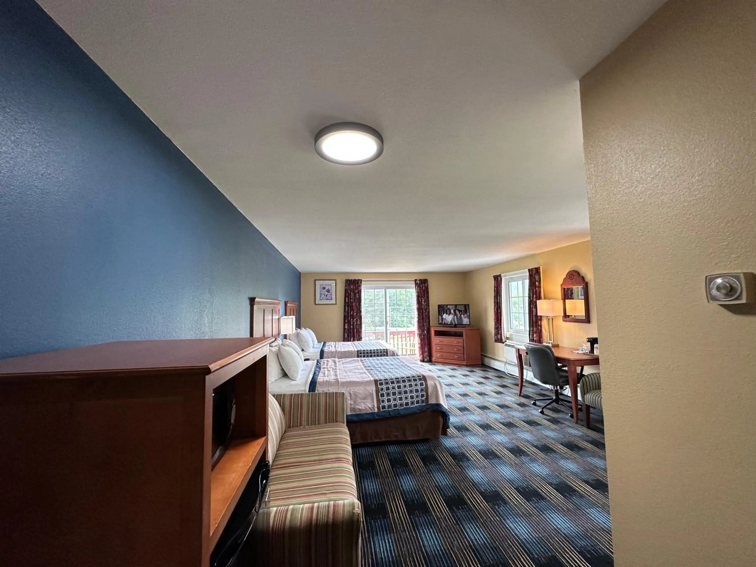 Bedroom, Bed in Swiss Chalets Village Inn