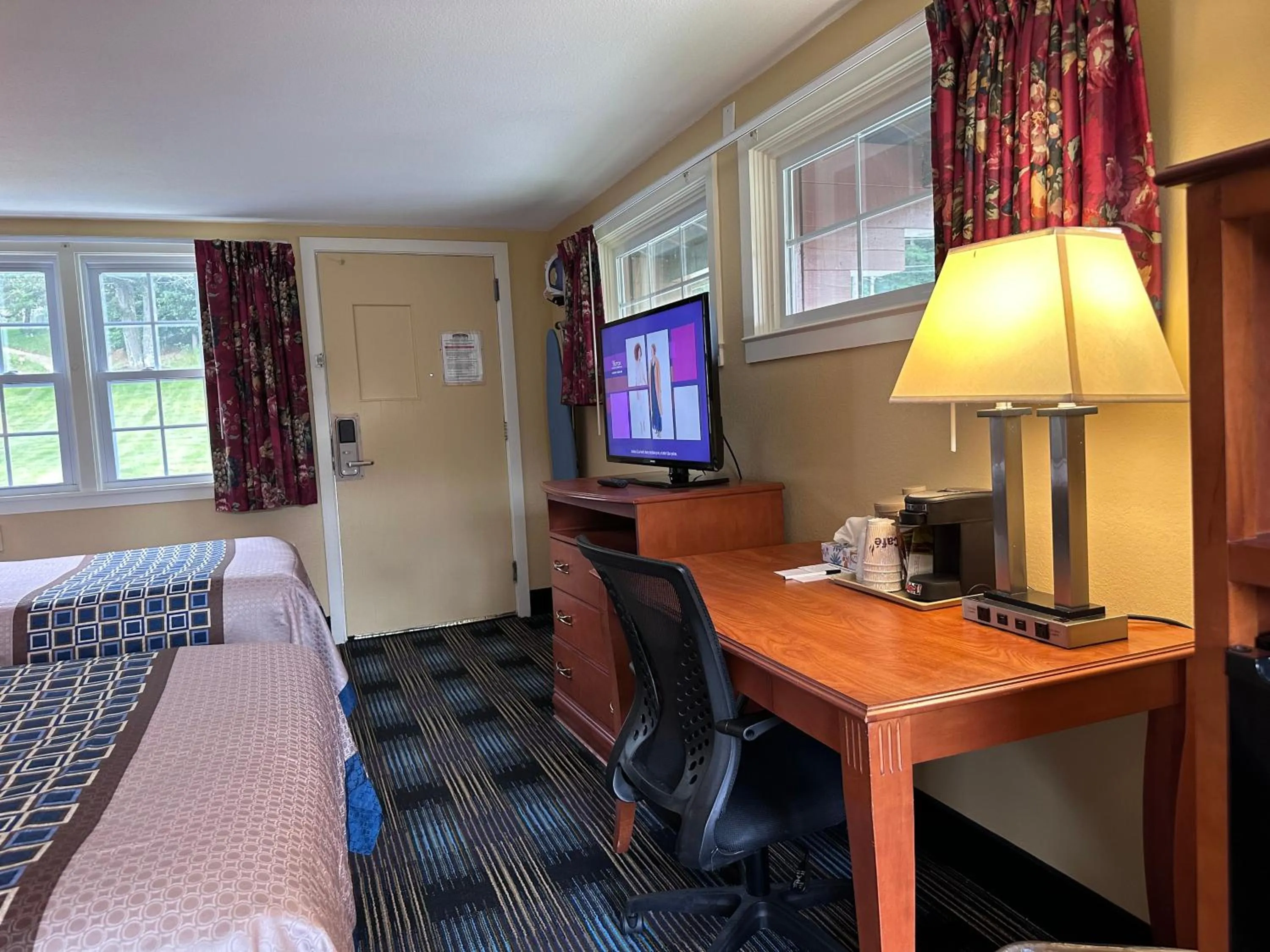 hair dresser, Bed in Swiss Chalets Village Inn