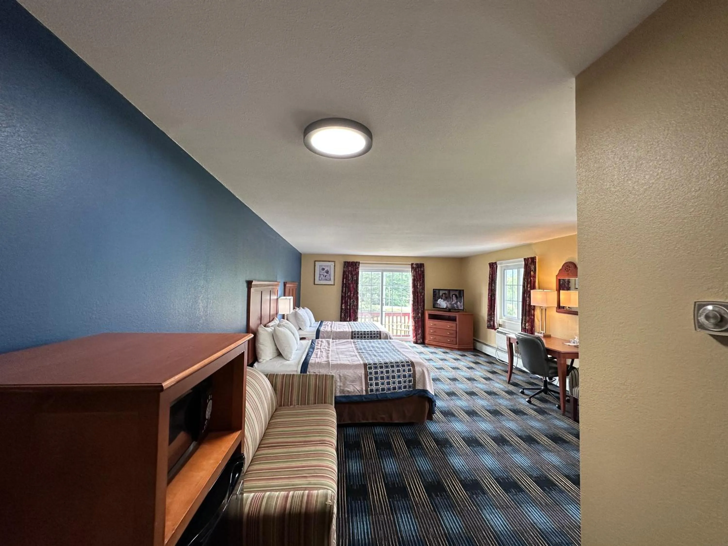 Bedroom, Bed in Swiss Chalets Village Inn