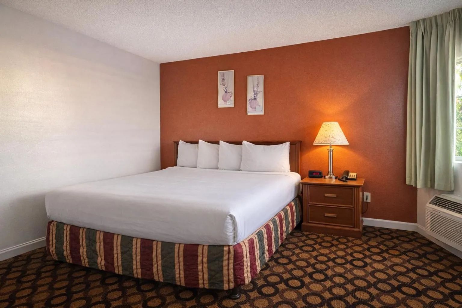 Bedroom, Bed in Granada Inn