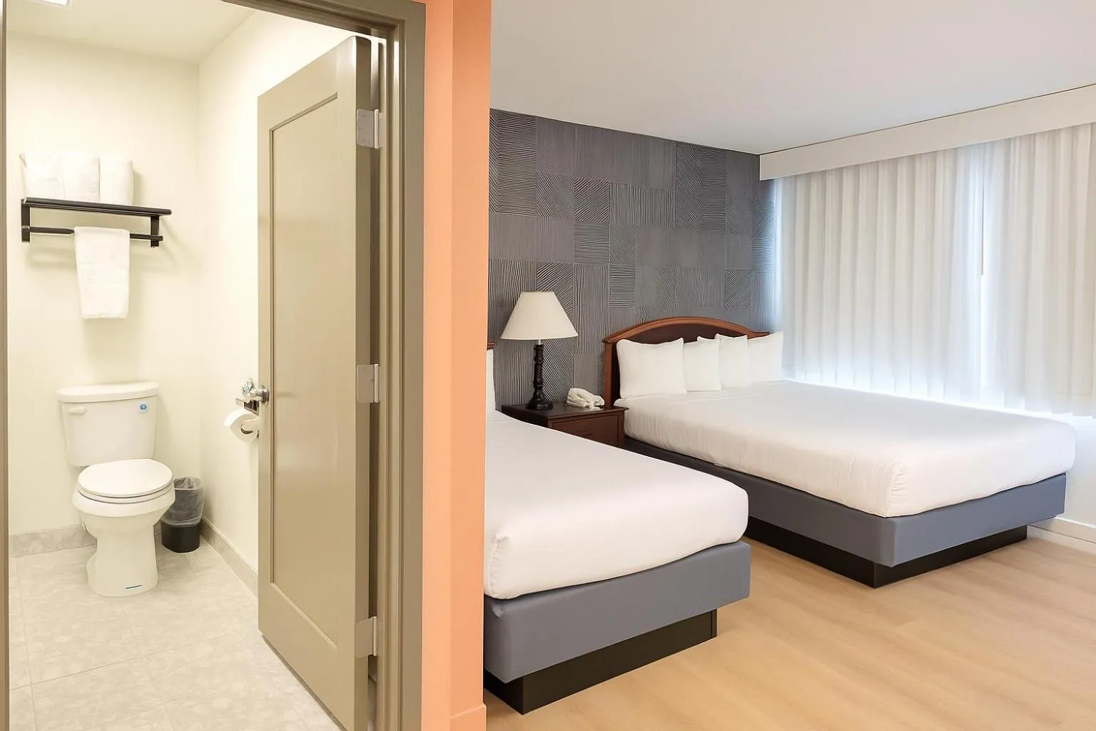 Photo of the whole room, Bed in Granada Inn