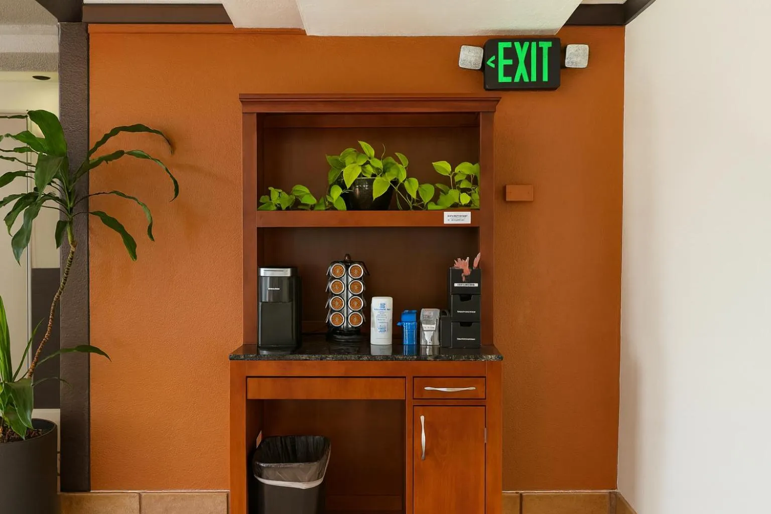 Coffee/tea facilities in Granada Inn