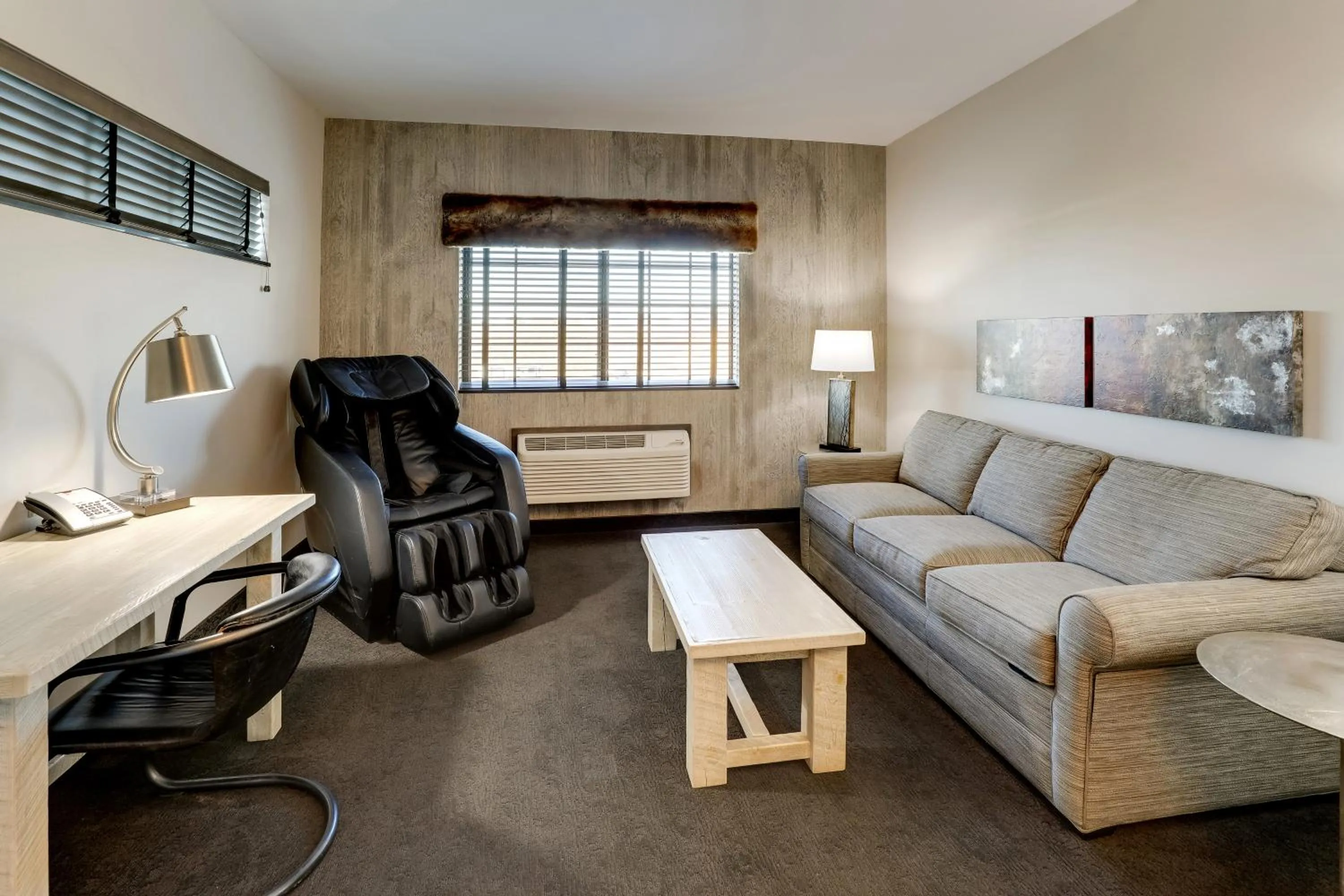 Seating area in Stoney Creek Hotel Tulsa - Broken Arrow