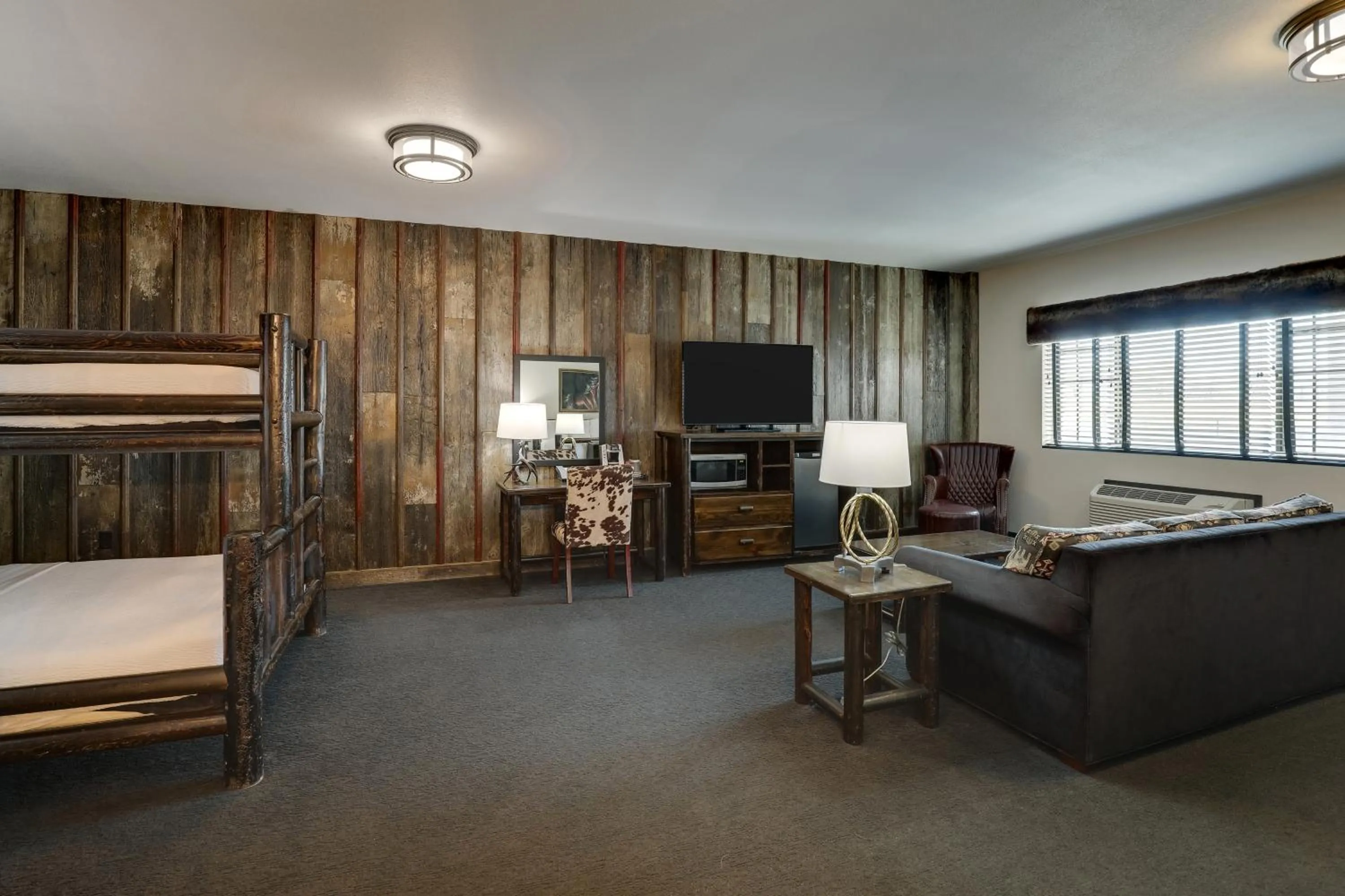 Seating area, Bed in Stoney Creek Hotel Tulsa - Broken Arrow