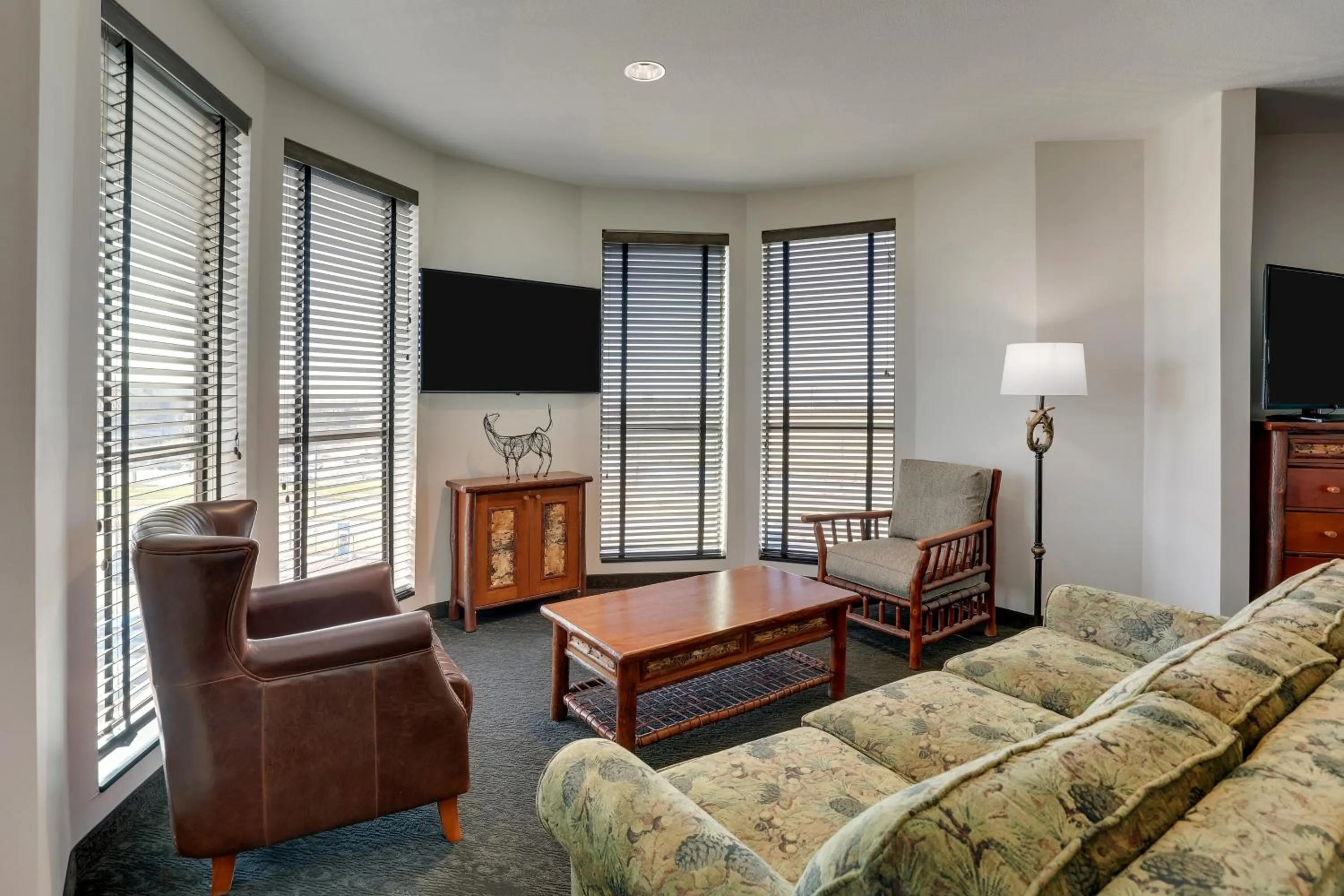Seating area in Stoney Creek Hotel Tulsa - Broken Arrow
