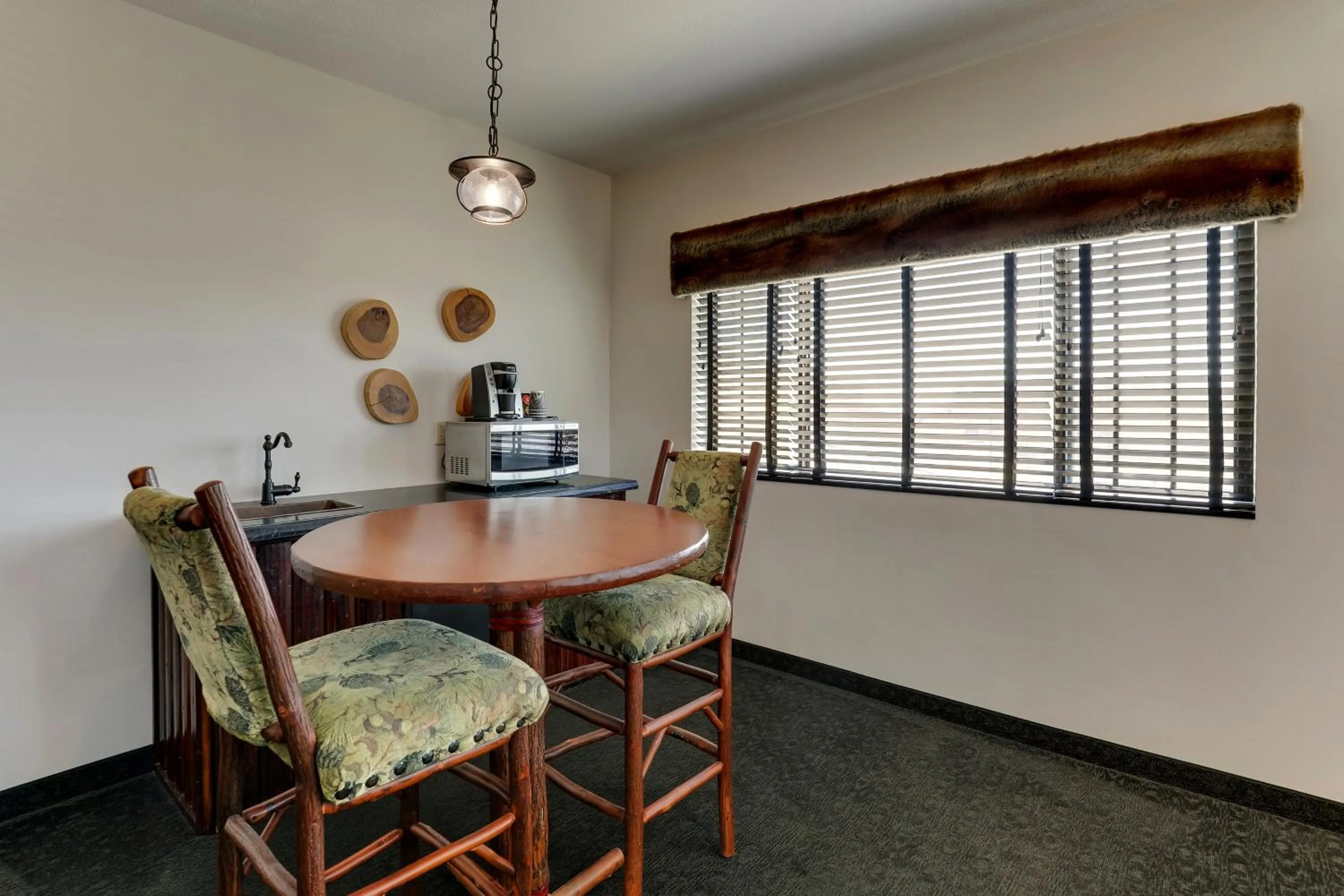 Seating area in Stoney Creek Hotel Tulsa - Broken Arrow