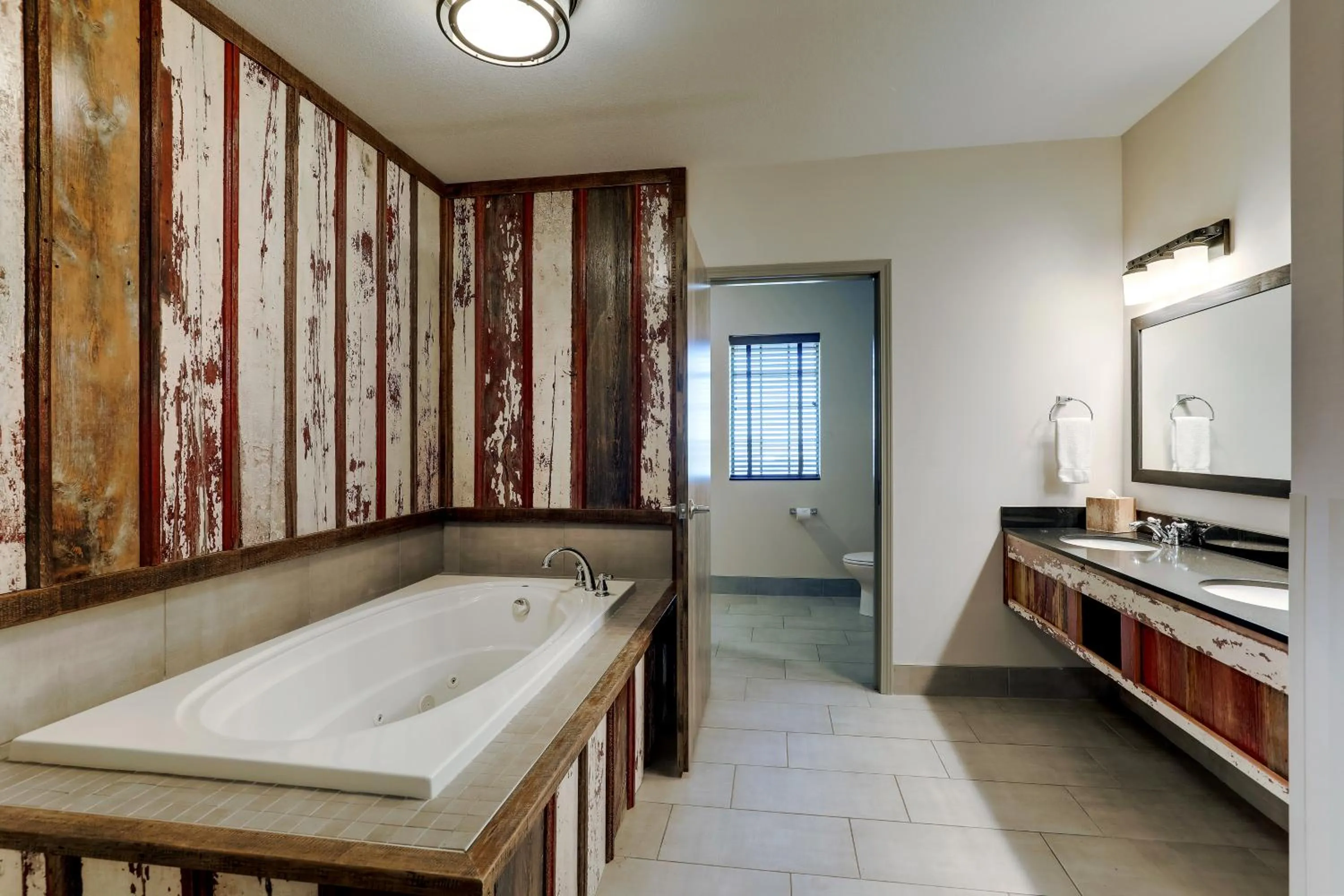 Hot Tub, Bed in Stoney Creek Hotel Tulsa - Broken Arrow