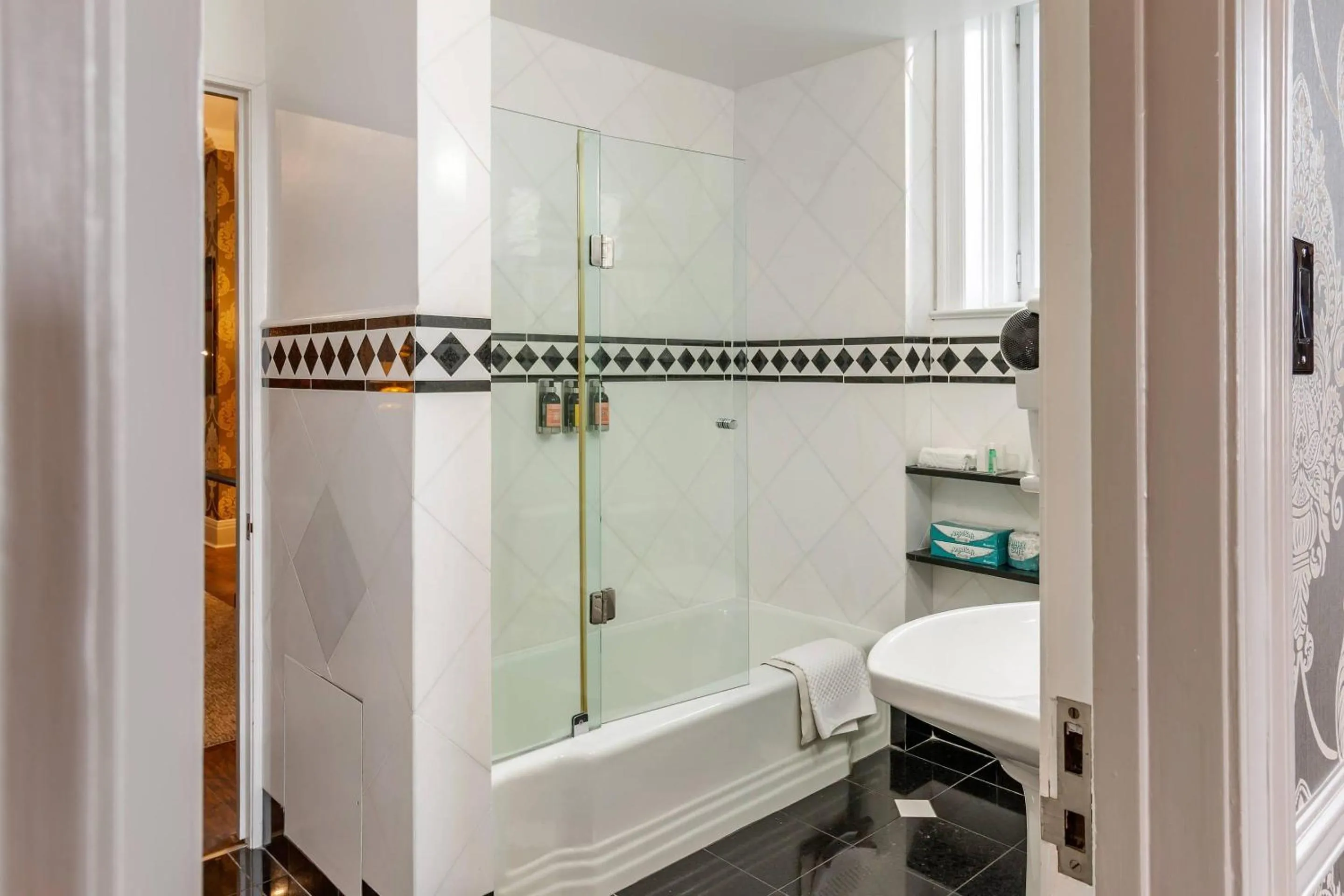 Bedroom in The Fort Garry Hotel, Spa and Conference Centre, an Ascend Collection Hotel