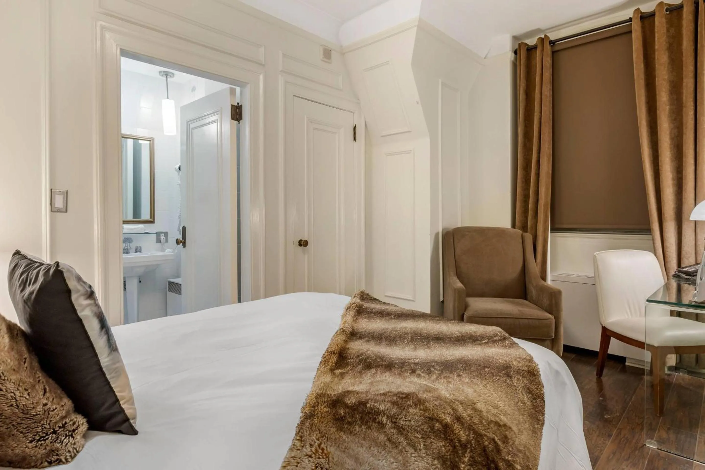 Bedroom, Bed in The Fort Garry Hotel, Spa and Conference Centre, an Ascend Collection Hotel