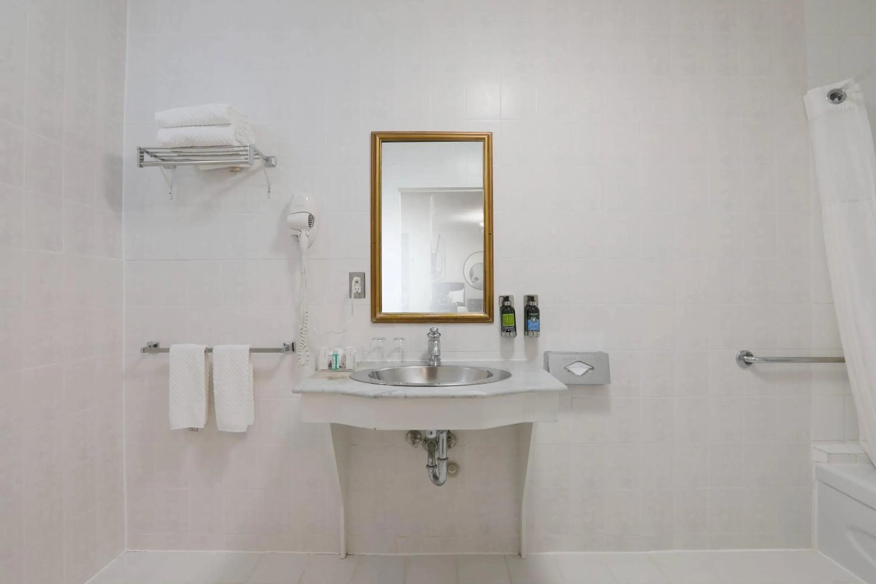 Bedroom in The Fort Garry Hotel, Spa and Conference Centre, an Ascend Collection Hotel