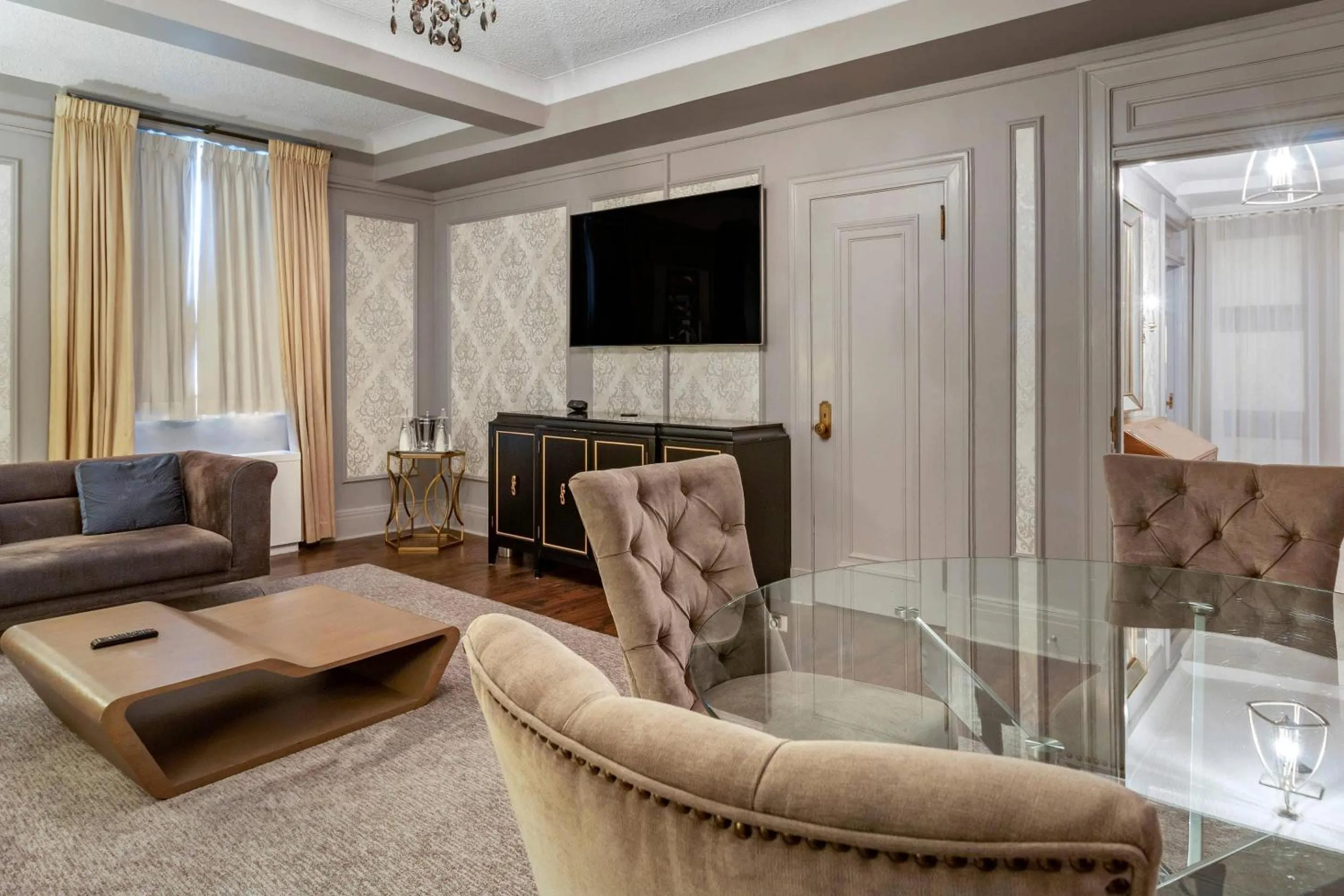Bedroom in The Fort Garry Hotel, Spa and Conference Centre, an Ascend Collection Hotel
