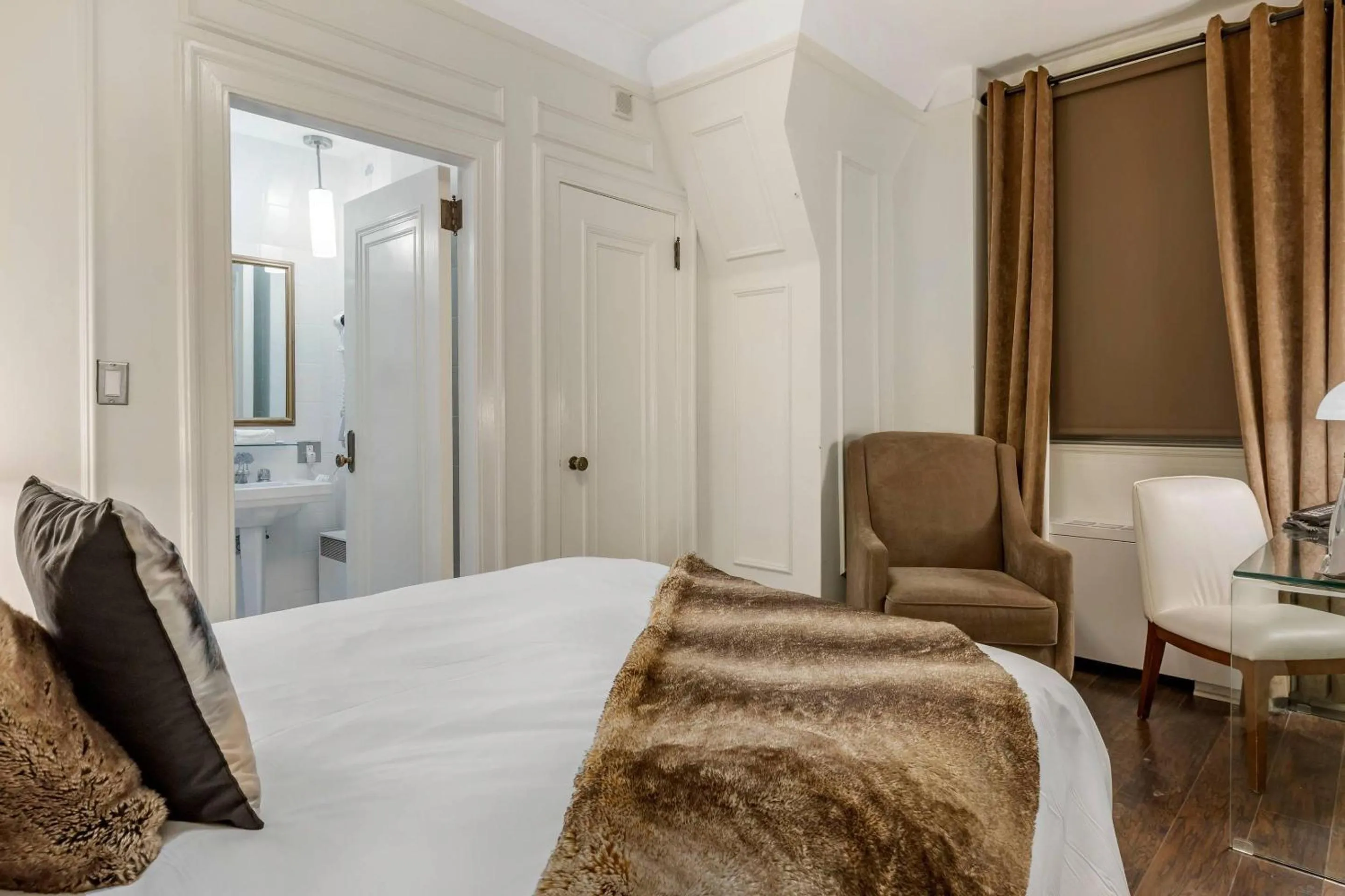 Bedroom, Bed in The Fort Garry Hotel, Spa and Conference Centre, an Ascend Collection Hotel