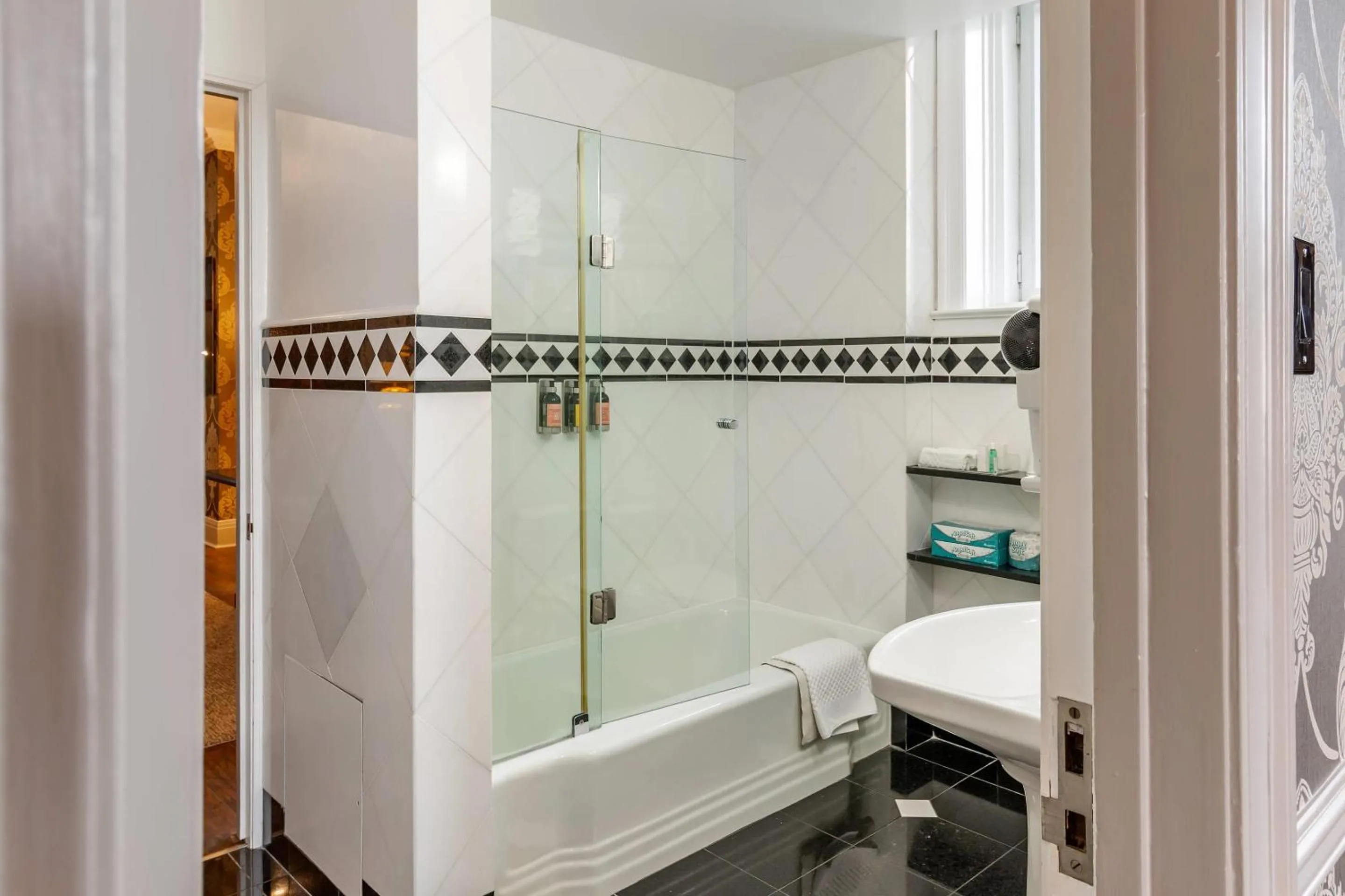 Bedroom in The Fort Garry Hotel, Spa and Conference Centre, an Ascend Collection Hotel