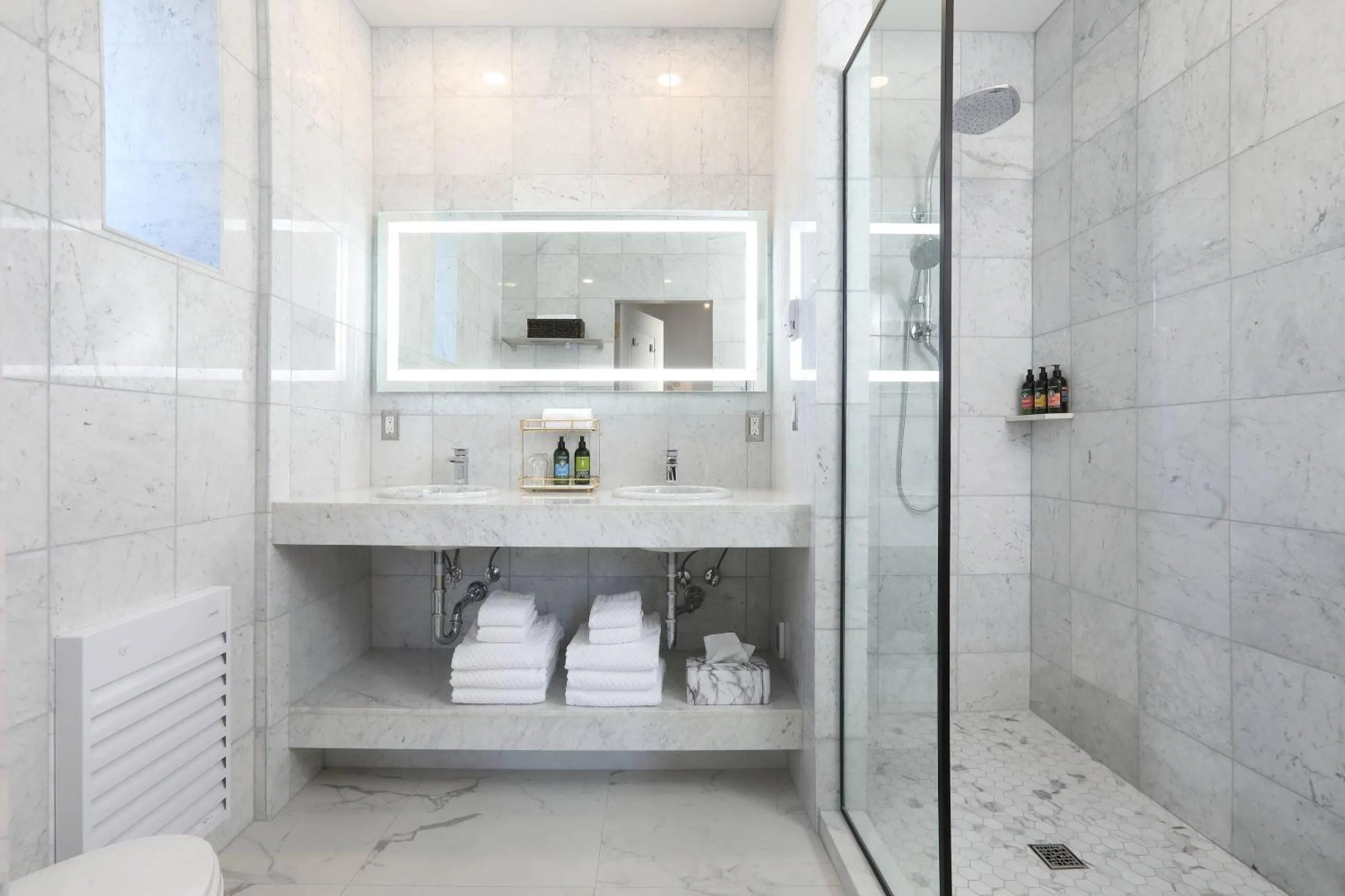 Bedroom in The Fort Garry Hotel, Spa and Conference Centre, an Ascend Collection Hotel