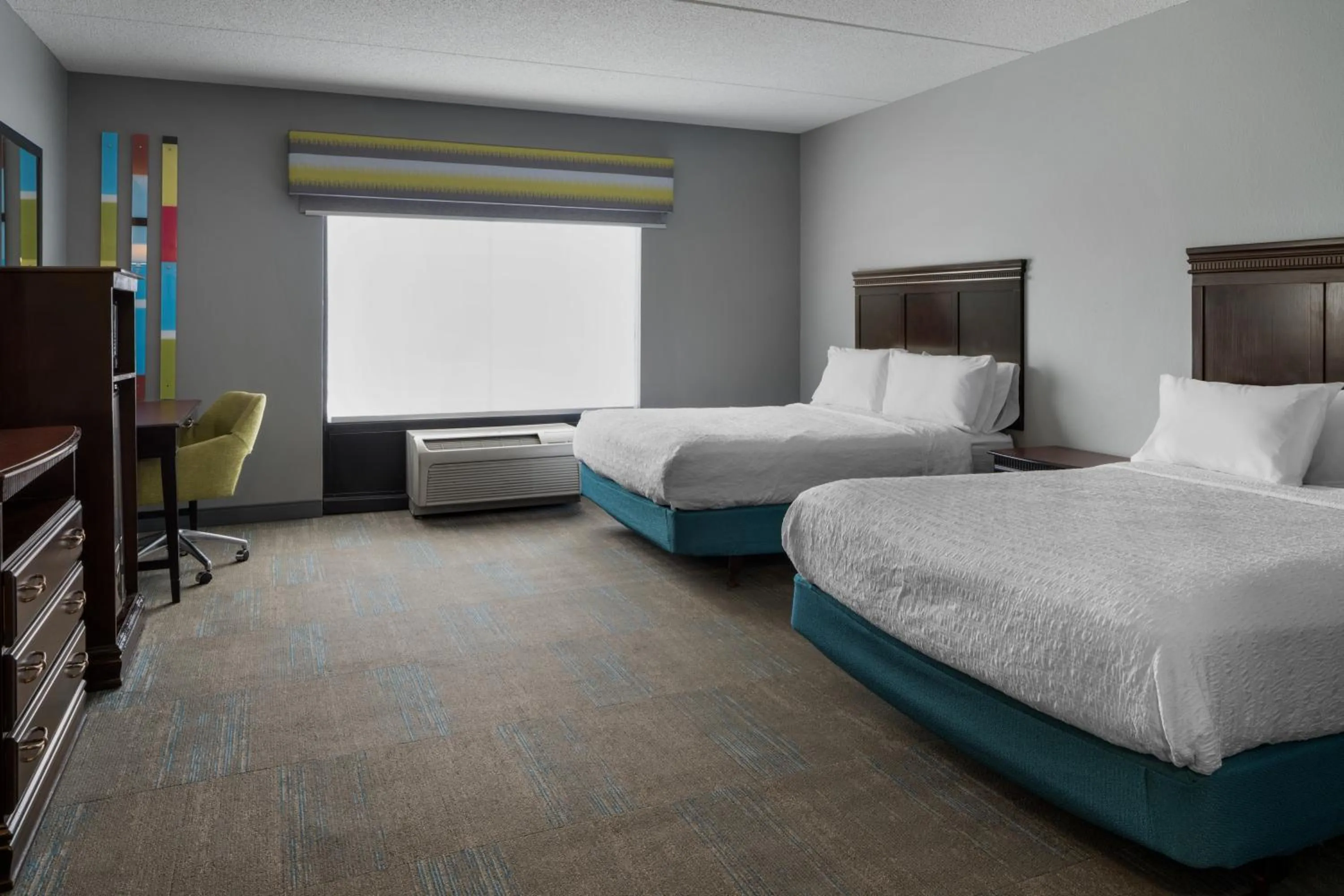 Bedroom, Bed in Hampton Inn Rochester - Irondequoit