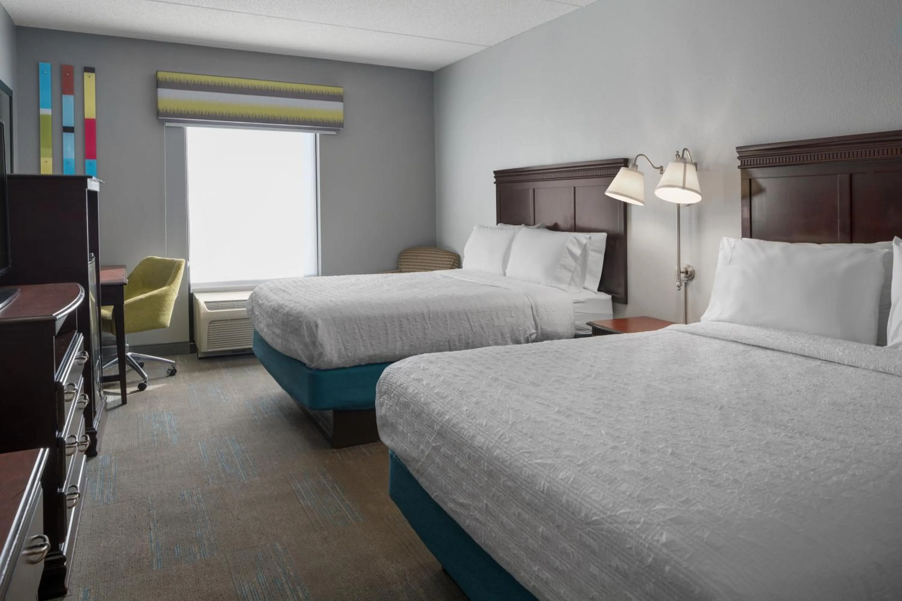 Bedroom, Bed in Hampton Inn Rochester - Irondequoit