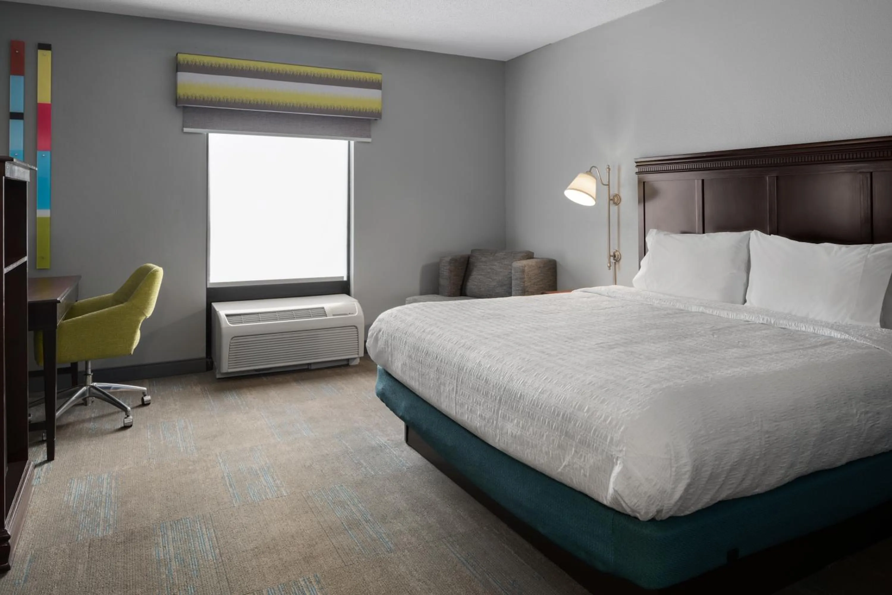 Bedroom, Bed in Hampton Inn Rochester - Irondequoit