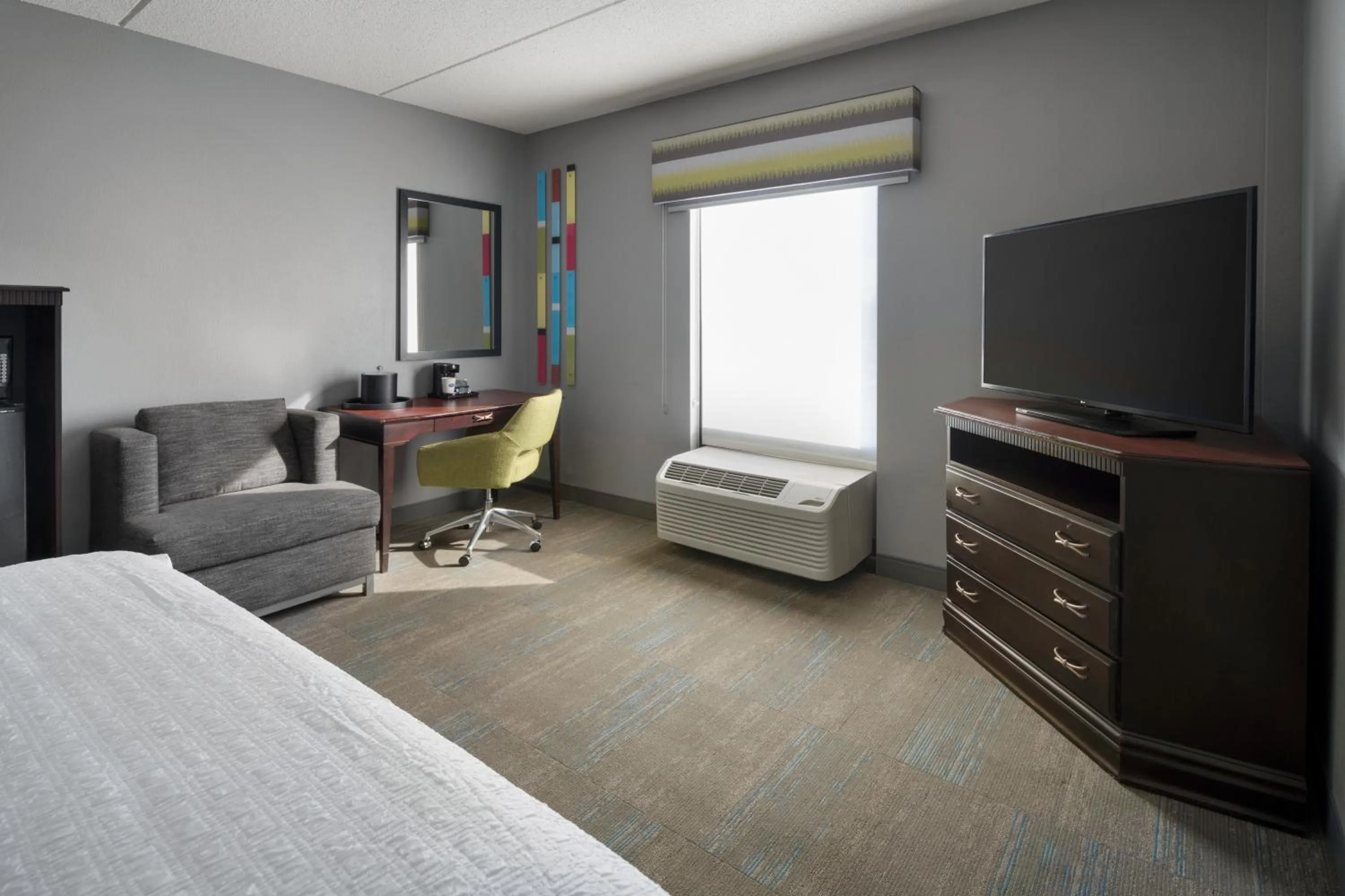 Bedroom, Bed in Hampton Inn Rochester - Irondequoit