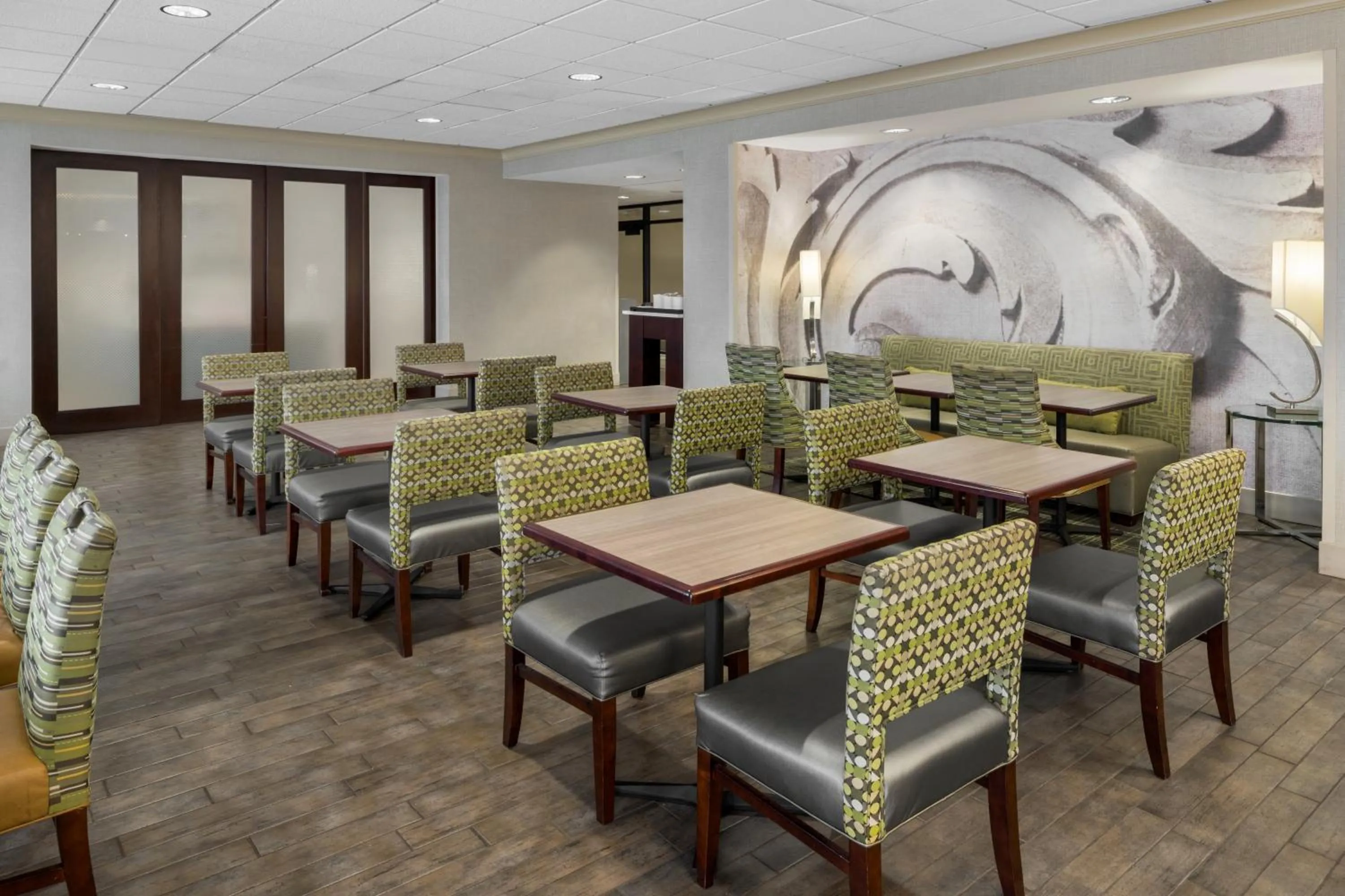 Restaurant/places to eat in Hampton Inn Rochester - Irondequoit