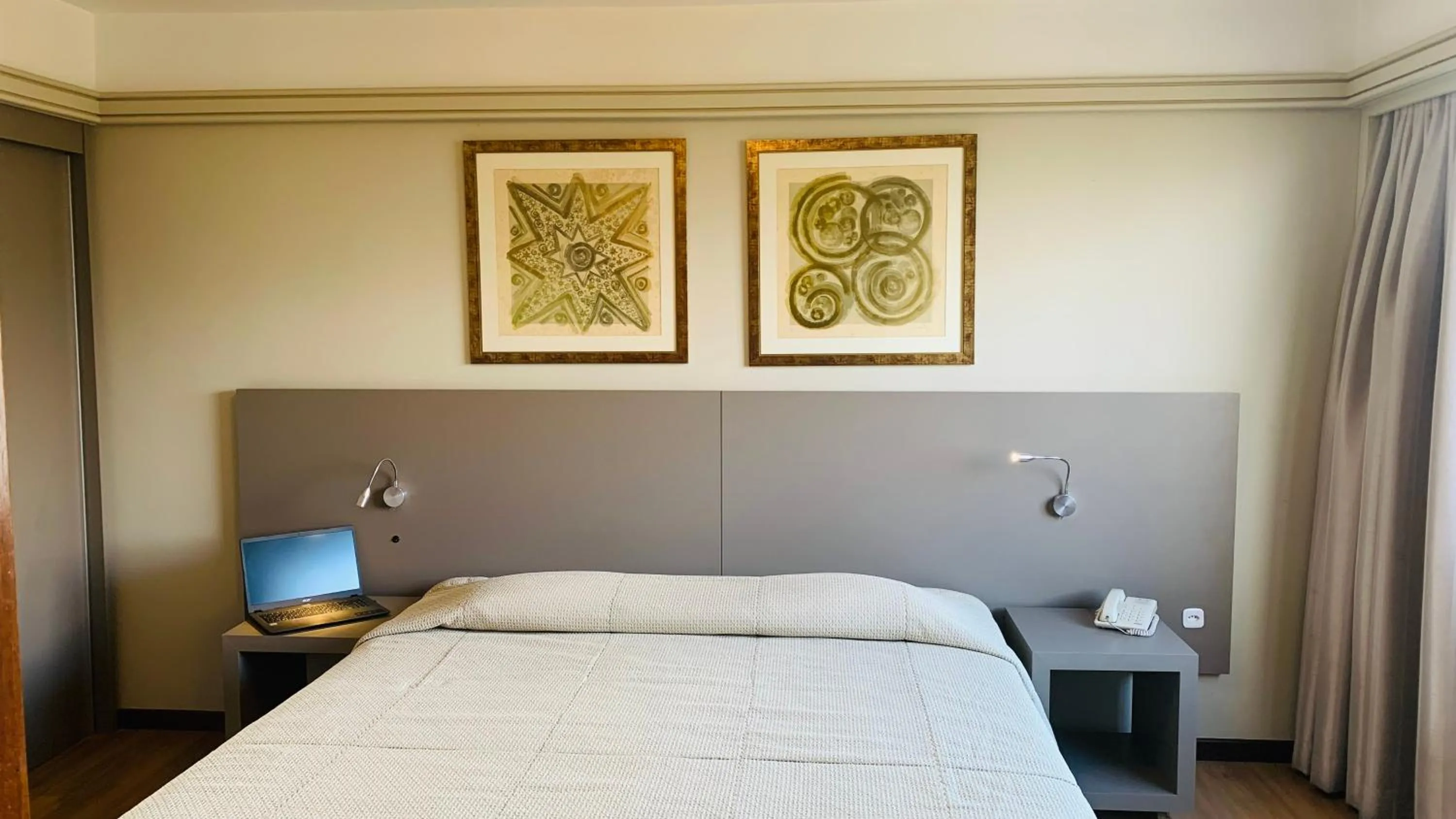 Bed in Alta Reggia Plaza Hotel