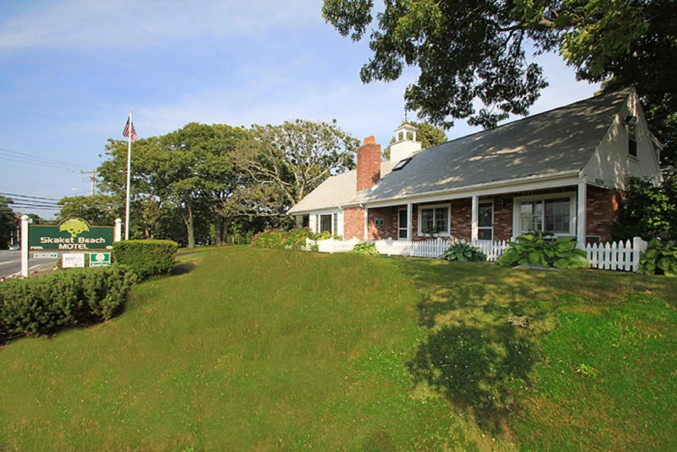 Facade/entrance in Skaket Beach Motel
