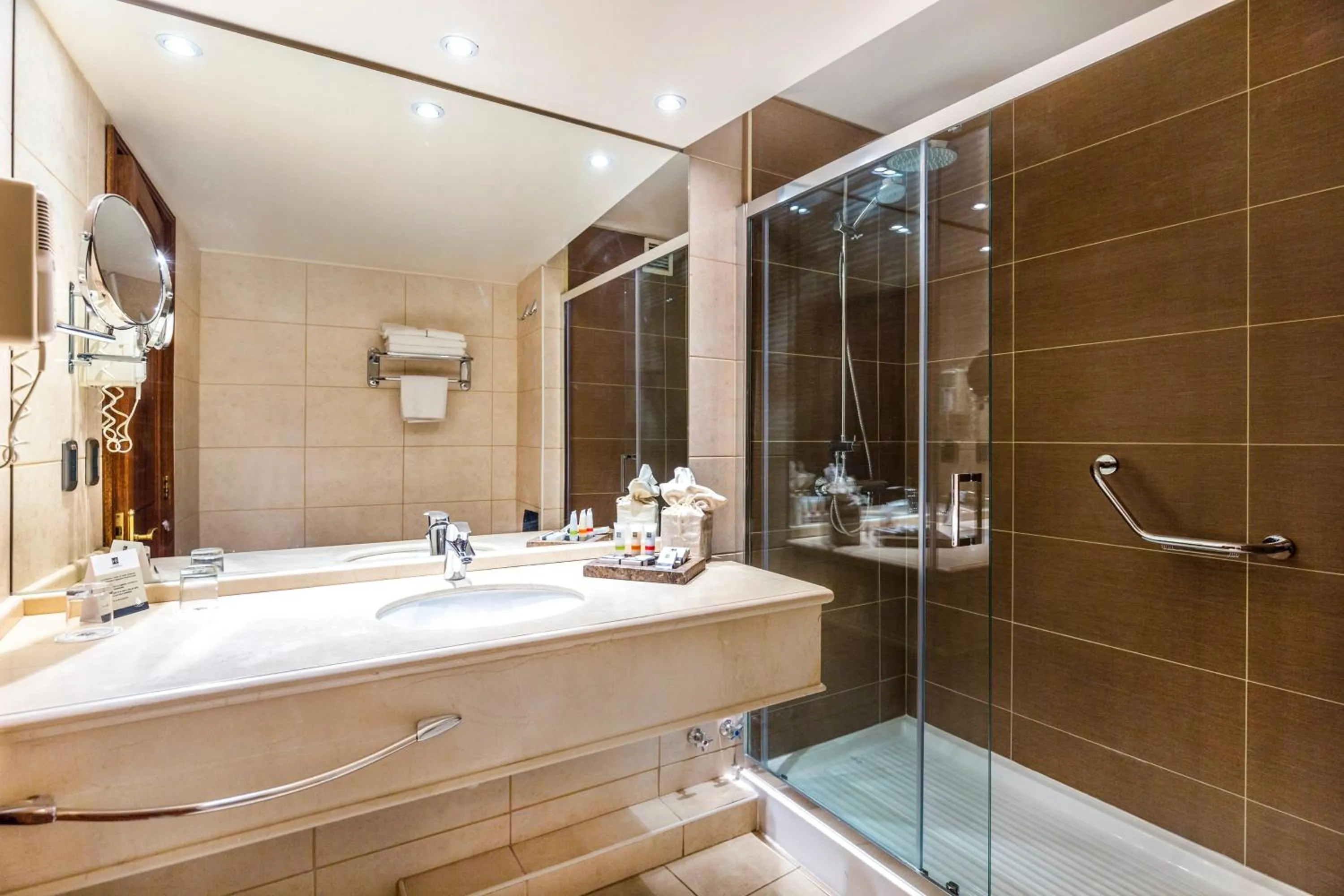 Shower in Plaza El Bosque Ebro