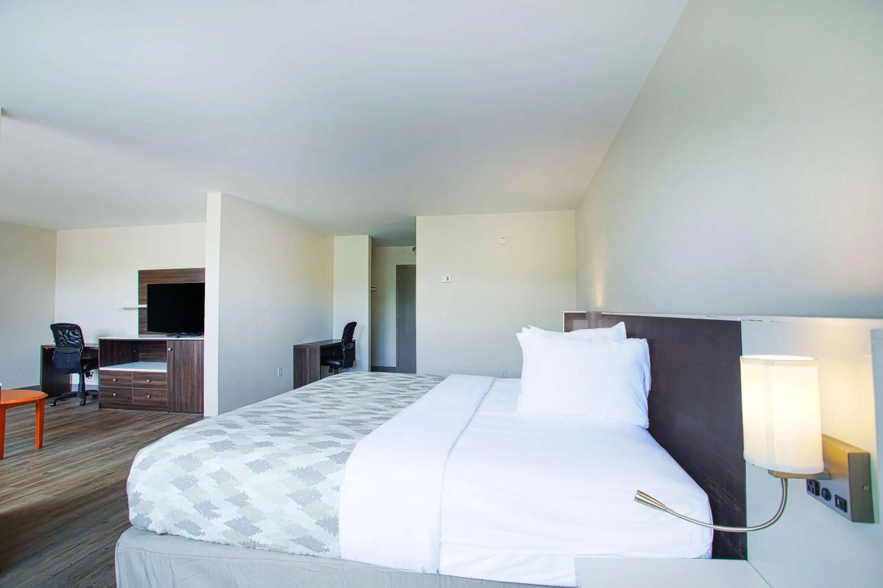 Bedroom, Bed in Americas Best Value Inn Winston-Salem