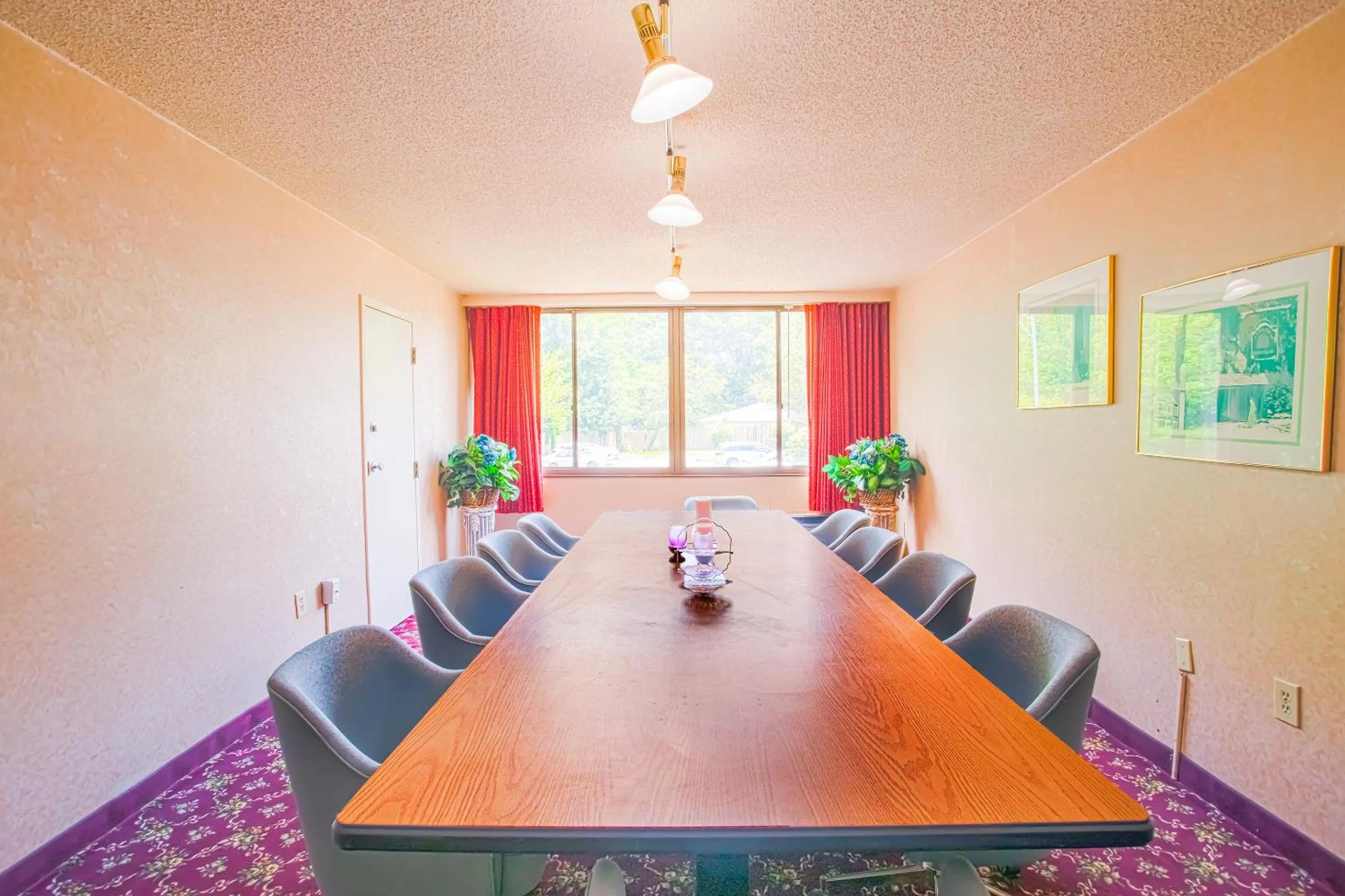 Seating area in Americas Best Value Inn Winston-Salem