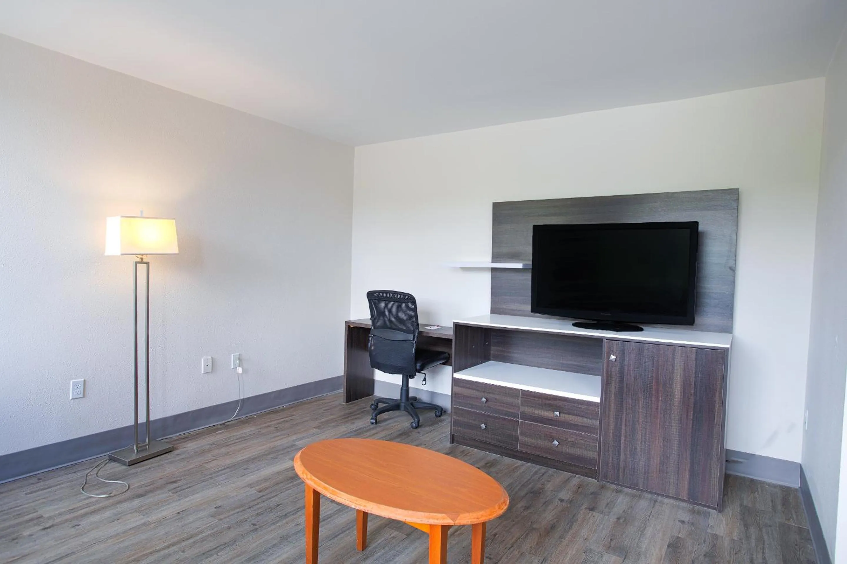 TV and multimedia in Americas Best Value Inn Winston-Salem