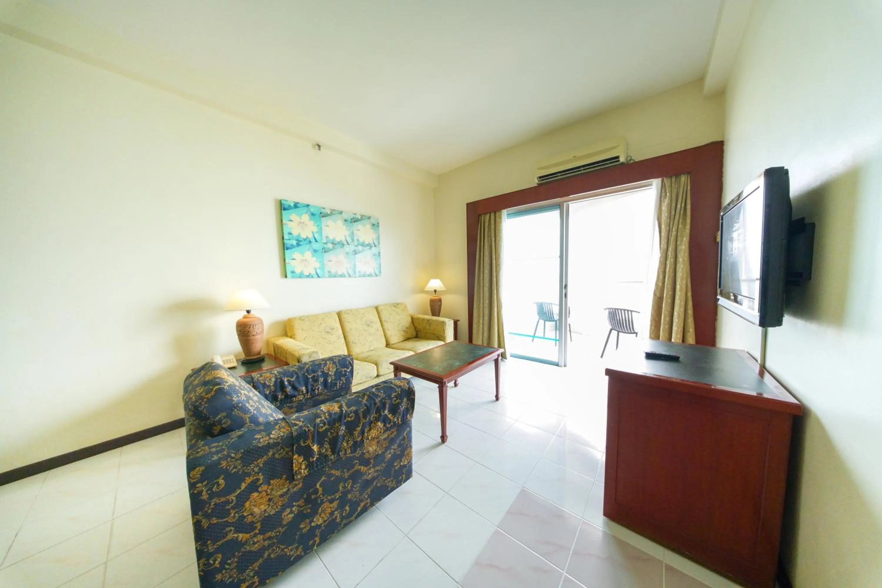 Living room in Rainbow Paradise Beach Resort