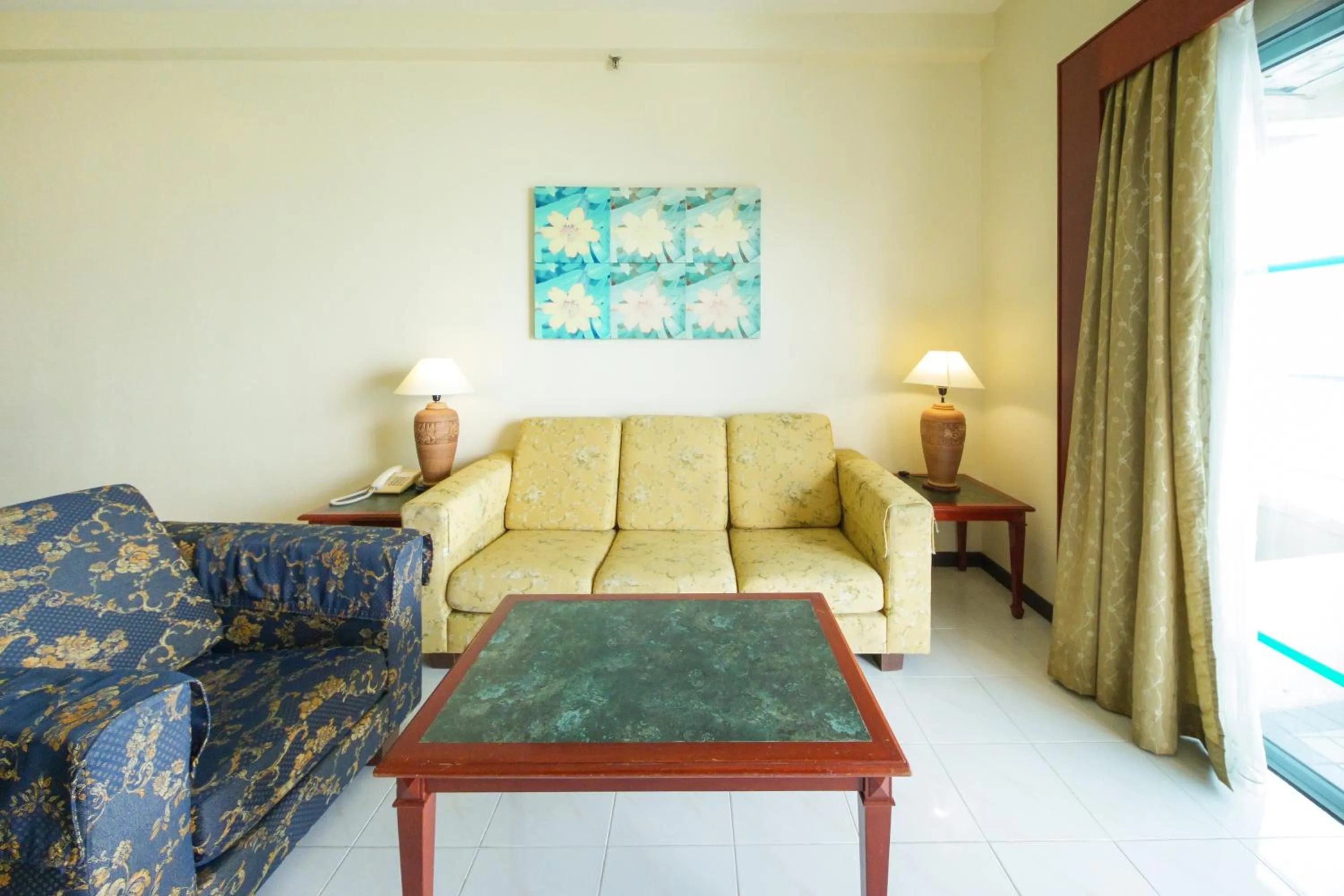 Living room in Rainbow Paradise Beach Resort