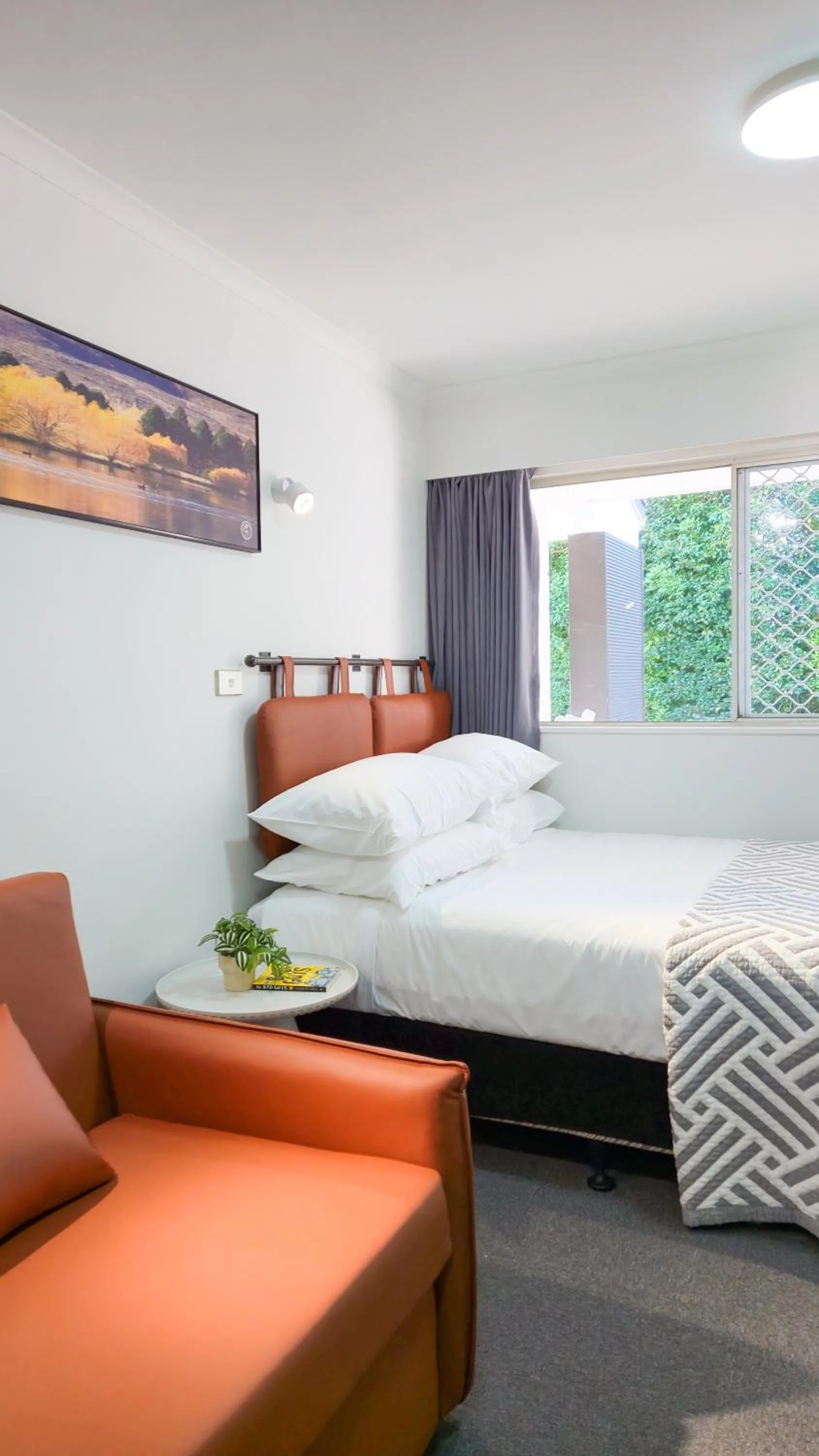 Living room, Bed in Alpin Motel & Conference Centre