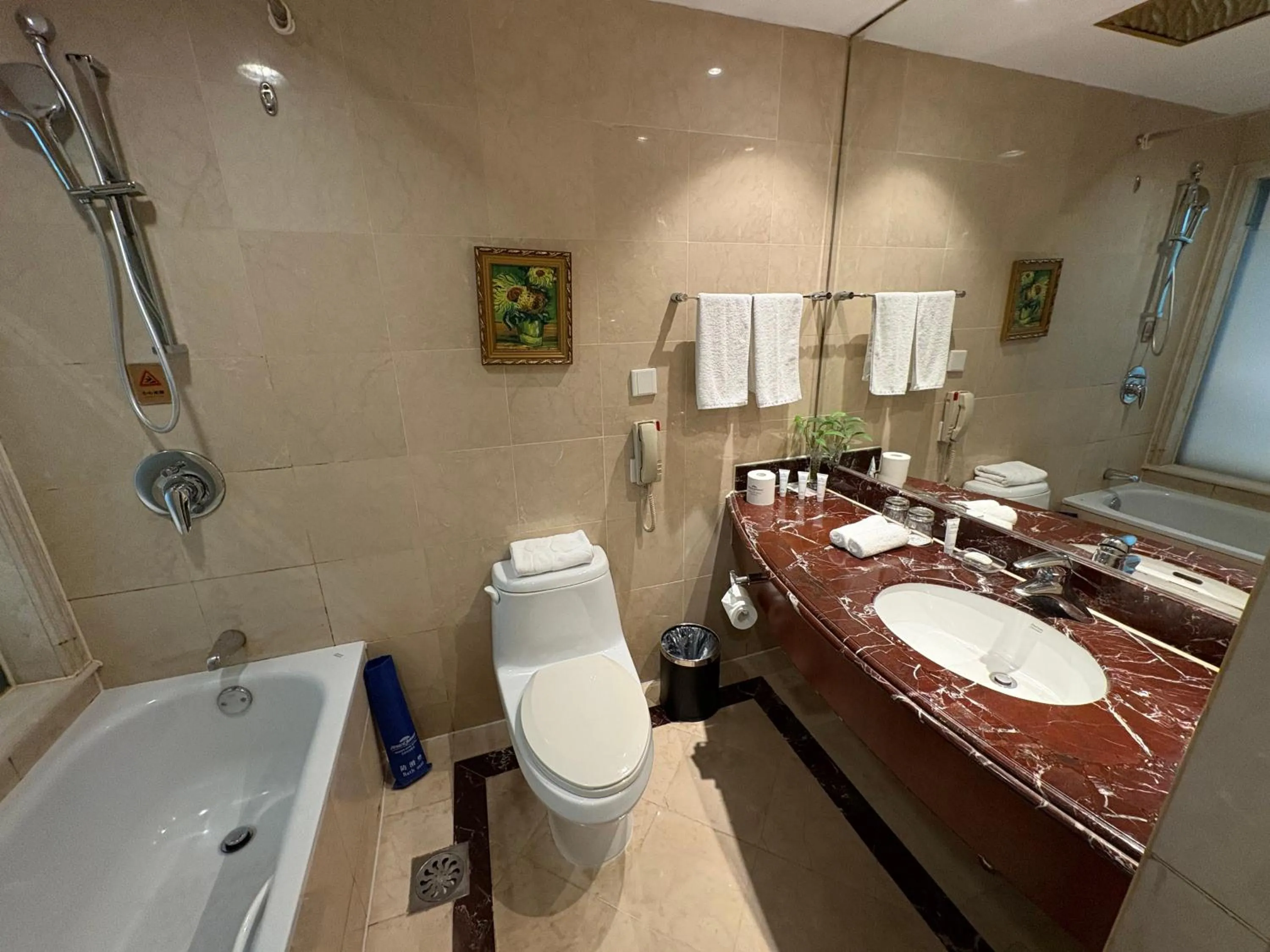 Toilet in Howard Johnson Paragon Hotel Beijing