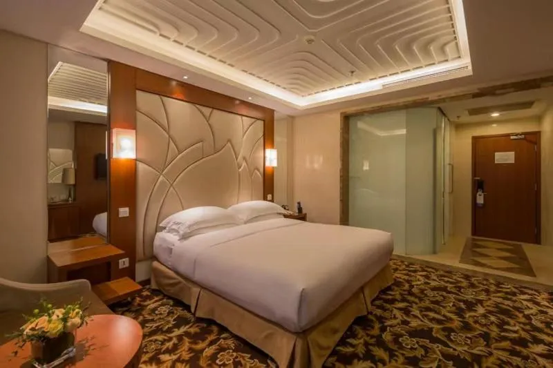 Bedroom, Bed in Howard Johnson Paragon Hotel Beijing