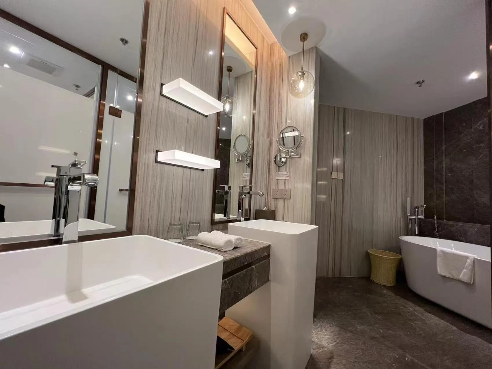 Toilet in Howard Johnson Paragon Hotel Beijing