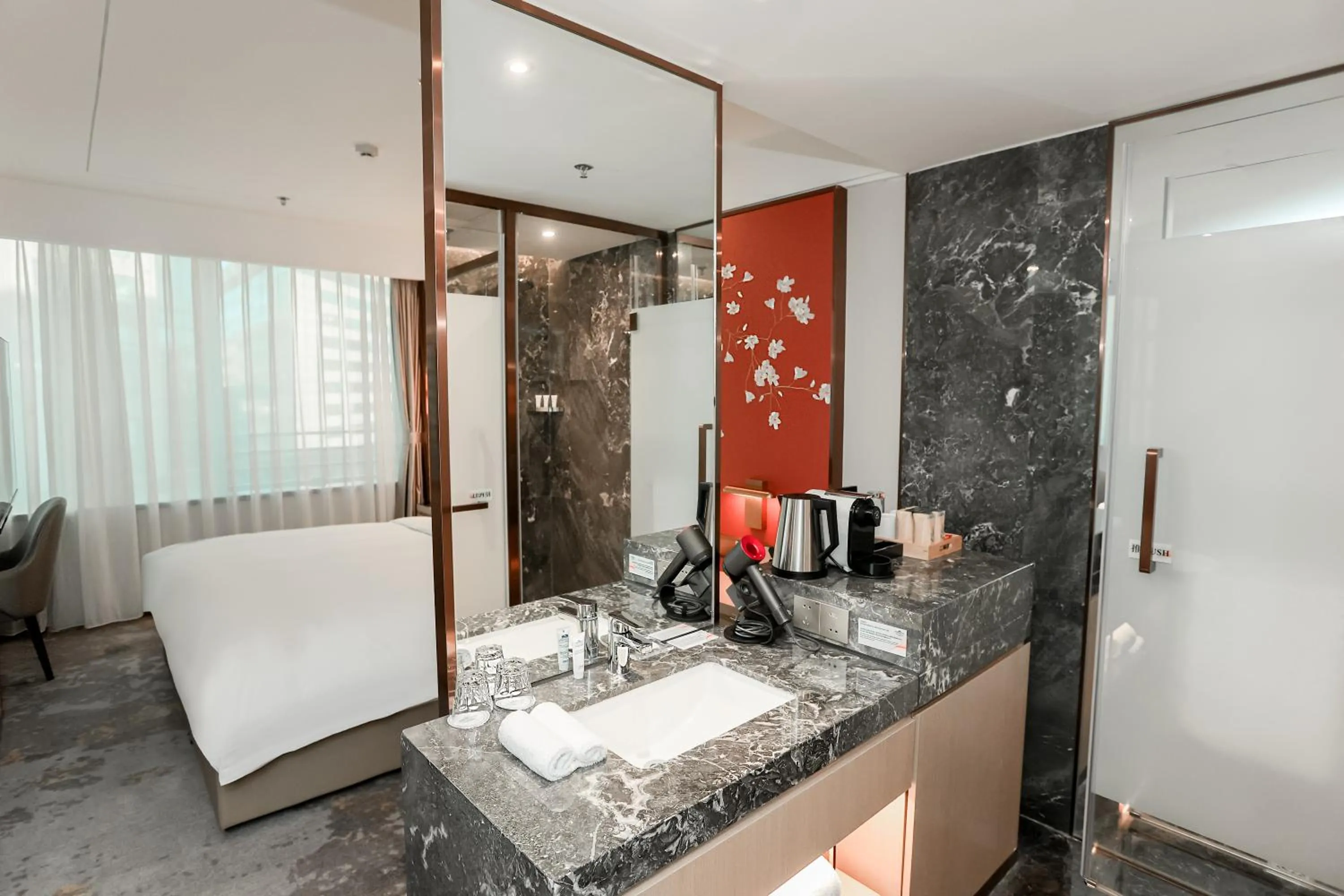 Bathroom, Bed in Howard Johnson Paragon Hotel Beijing