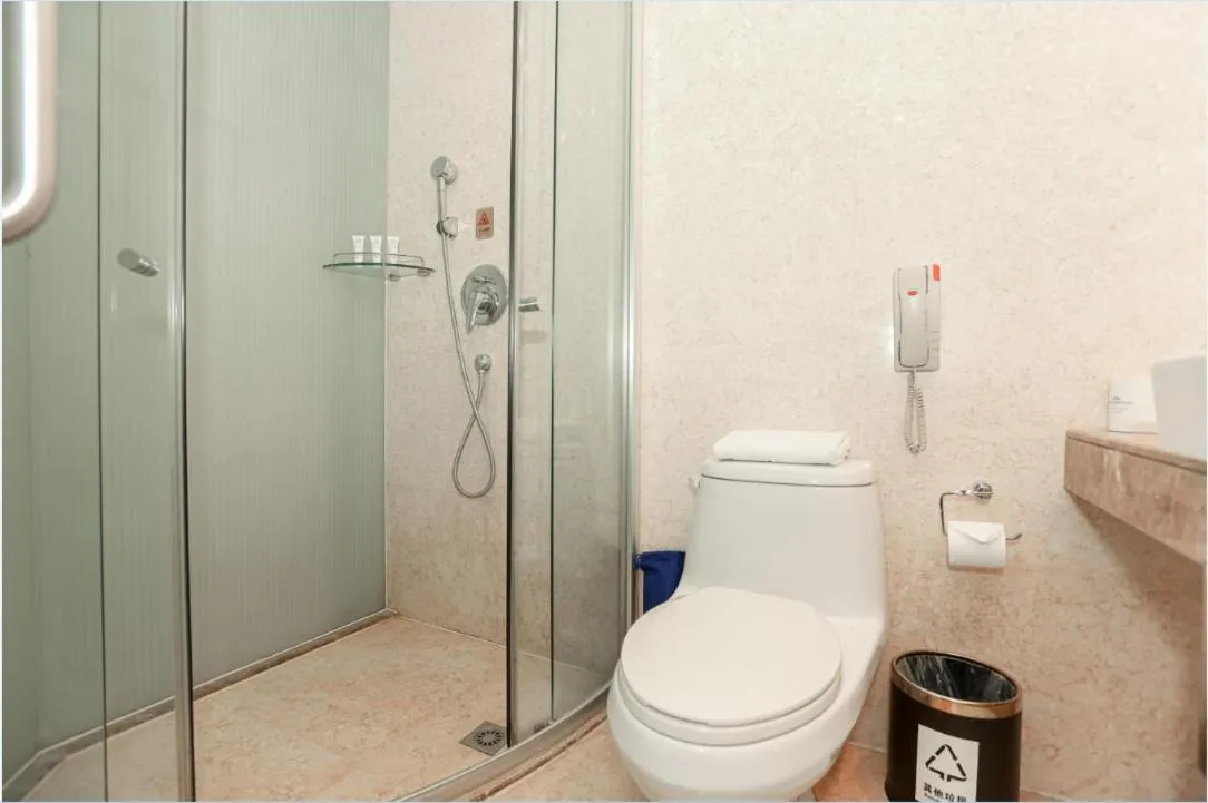 Toilet in Howard Johnson Paragon Hotel Beijing