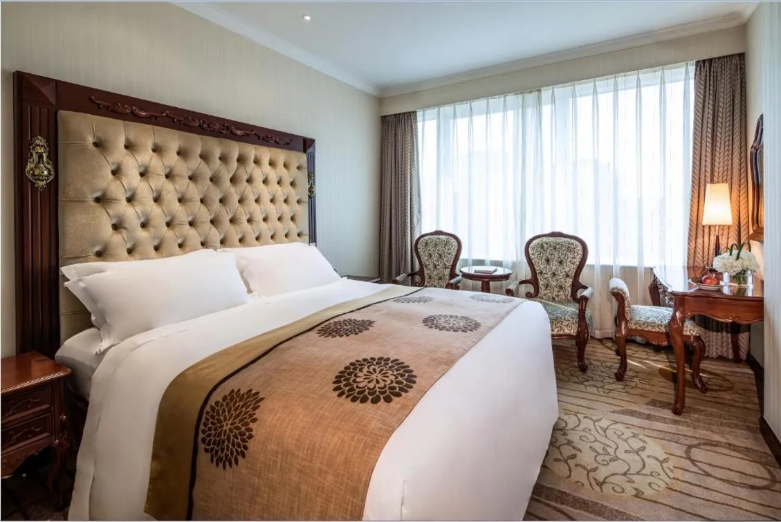 Photo of the whole room, Bed in Howard Johnson Paragon Hotel Beijing