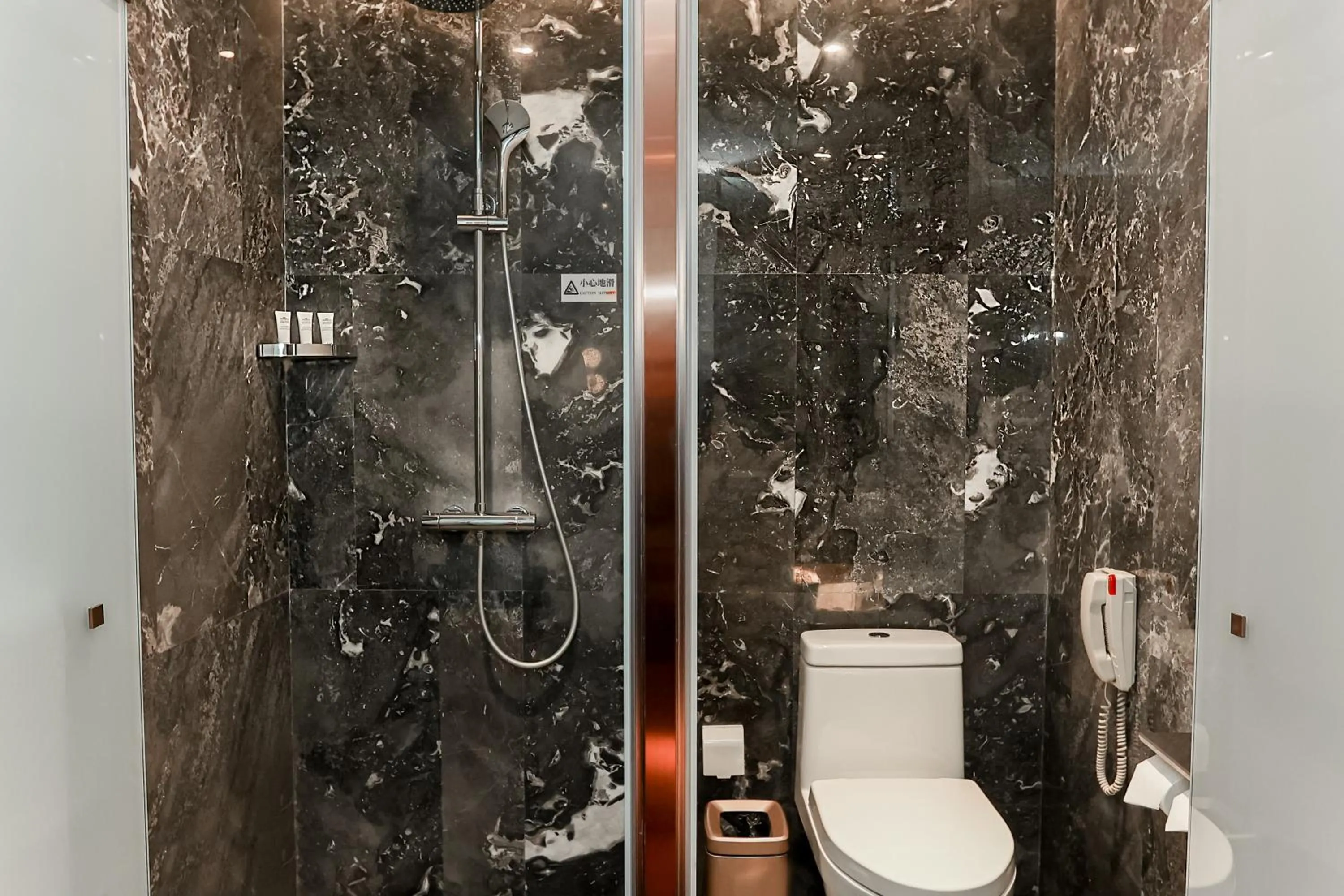 Bathroom in Howard Johnson Paragon Hotel Beijing