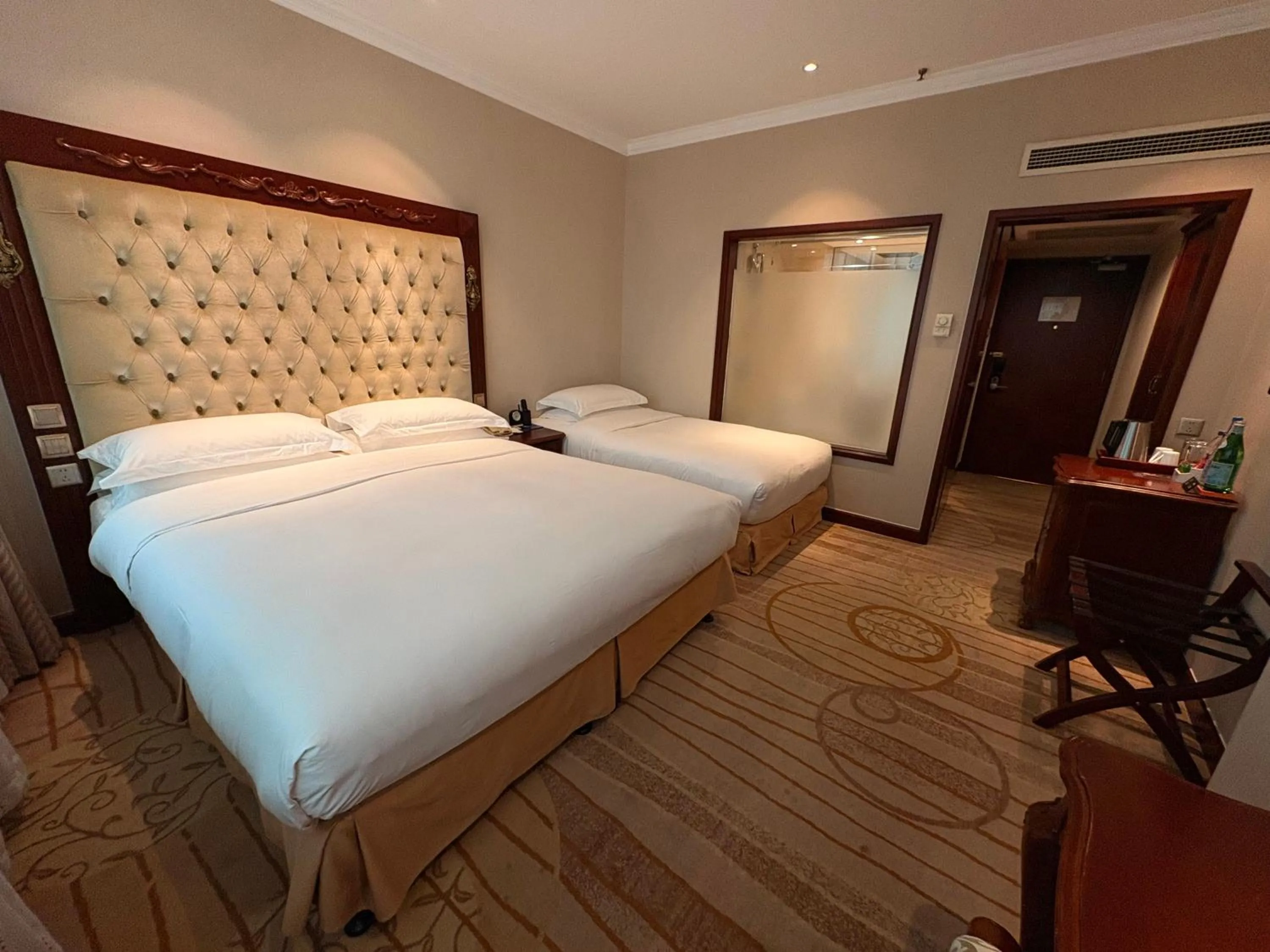 Bed in Howard Johnson Paragon Hotel Beijing