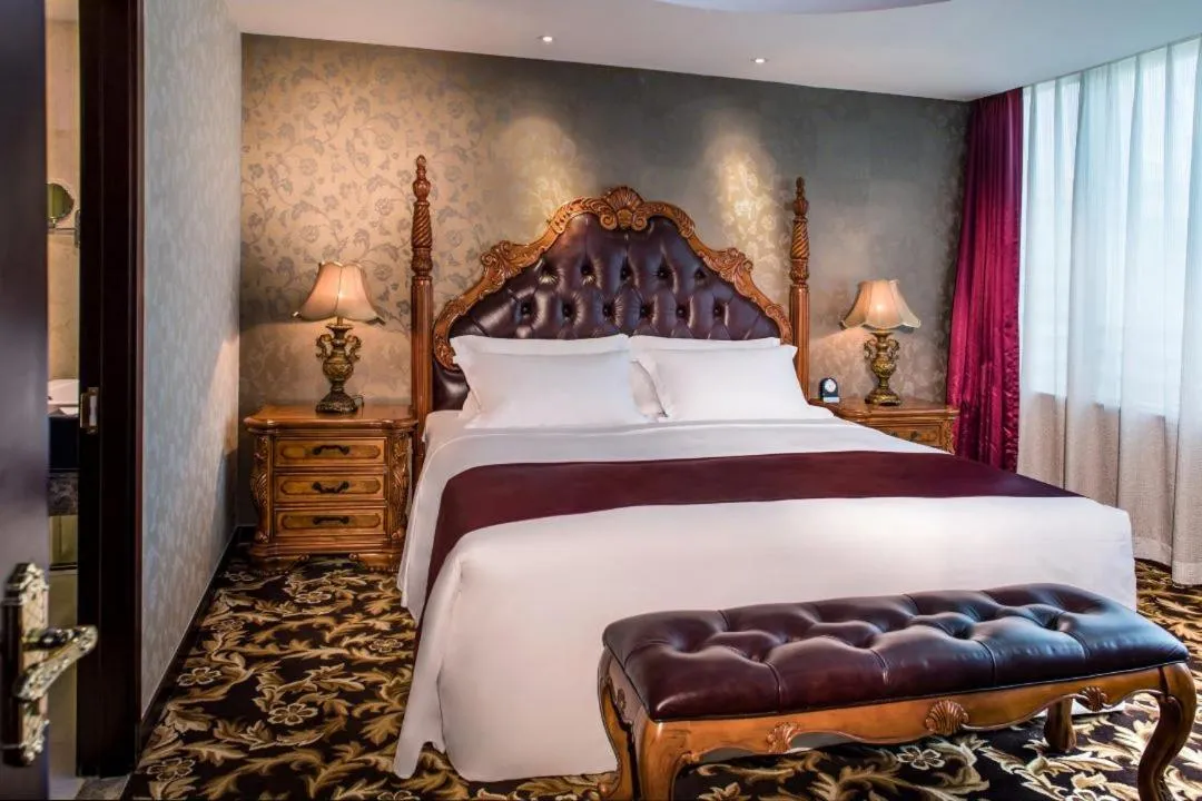 Bedroom, Bed in Howard Johnson Paragon Hotel Beijing