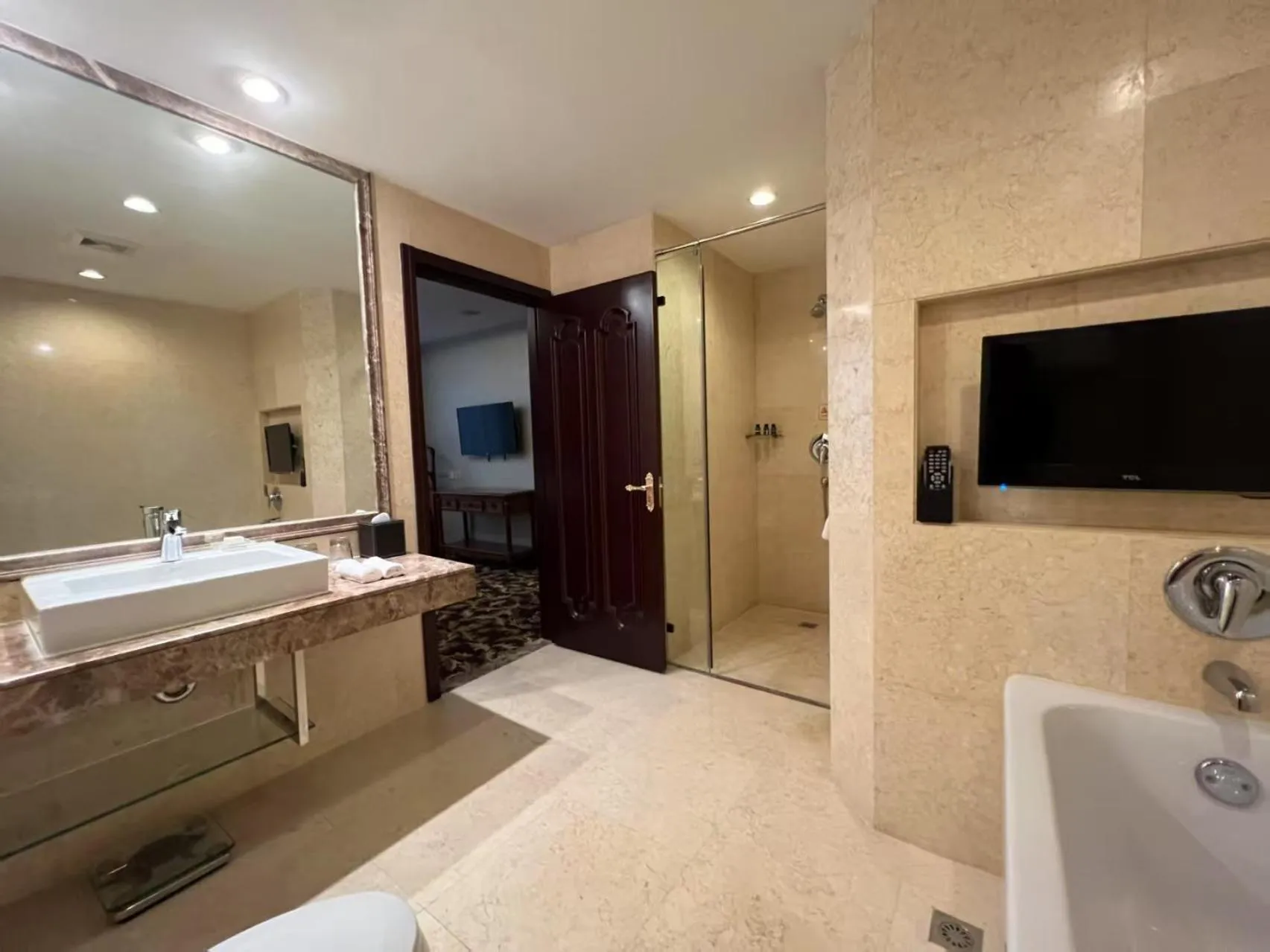 Bathroom in Howard Johnson Paragon Hotel Beijing