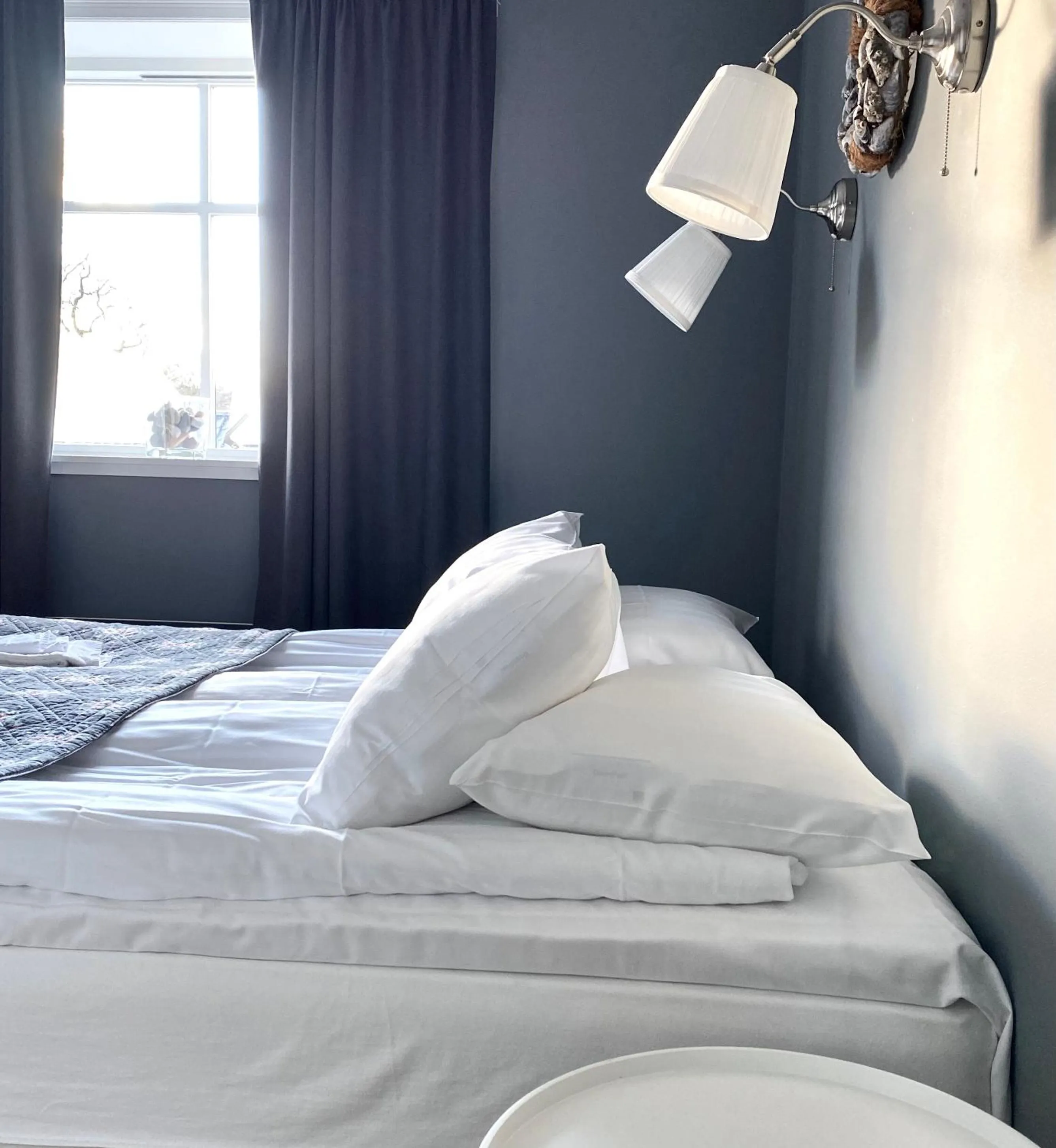Property building, Bed in Kaptenshuset Hotell