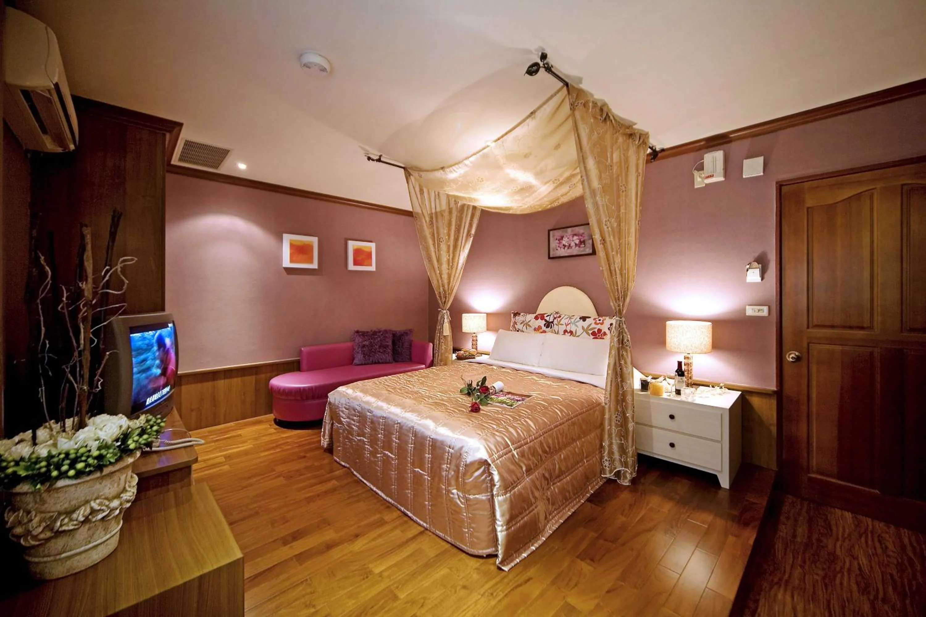 Photo of the whole room, Bed in Xiu Shui Hotel